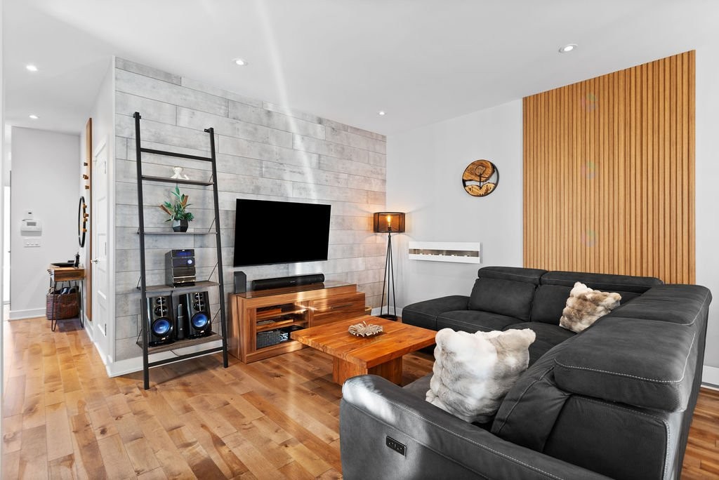 









1966


Rue Philippe-Dolbec

,
Laval (Sainte-Rose),




QC
H7L0J6

