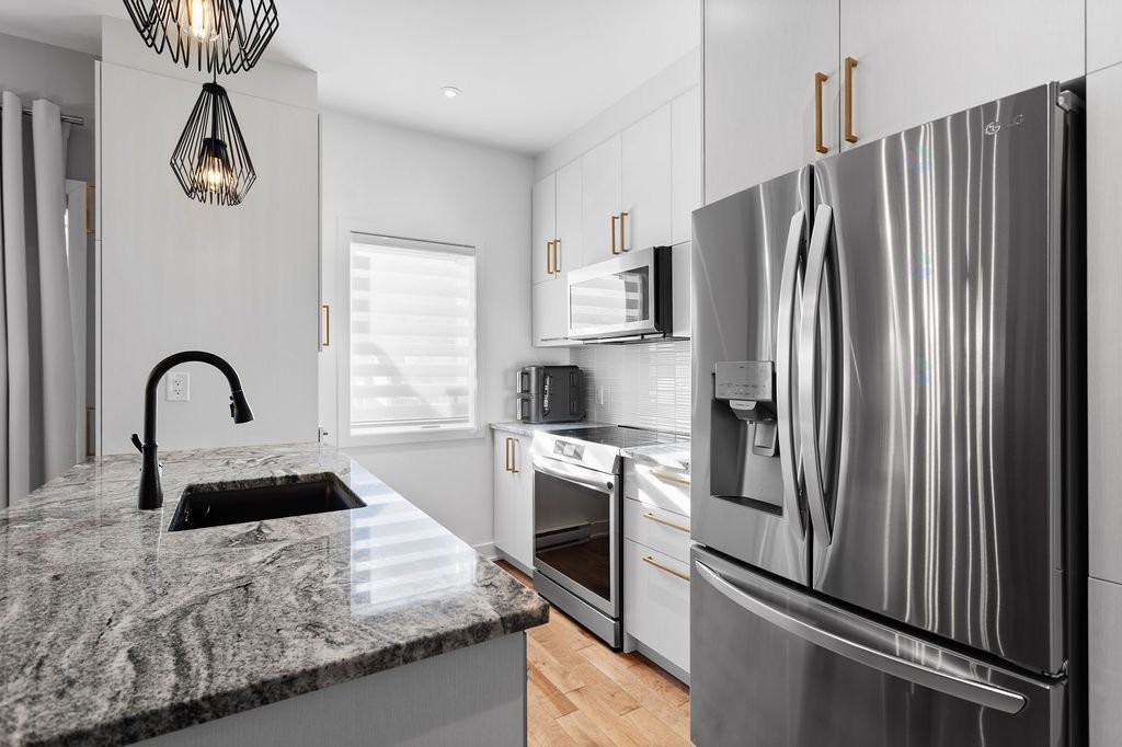 









1966


Rue Philippe-Dolbec

,
Laval (Sainte-Rose),




QC
H7L0J6

