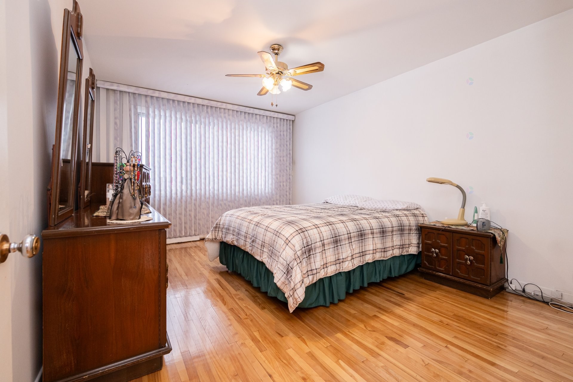 









1404


Boul. Élisabeth

,
Laval (Chomedey),




QC
H7W3J8

