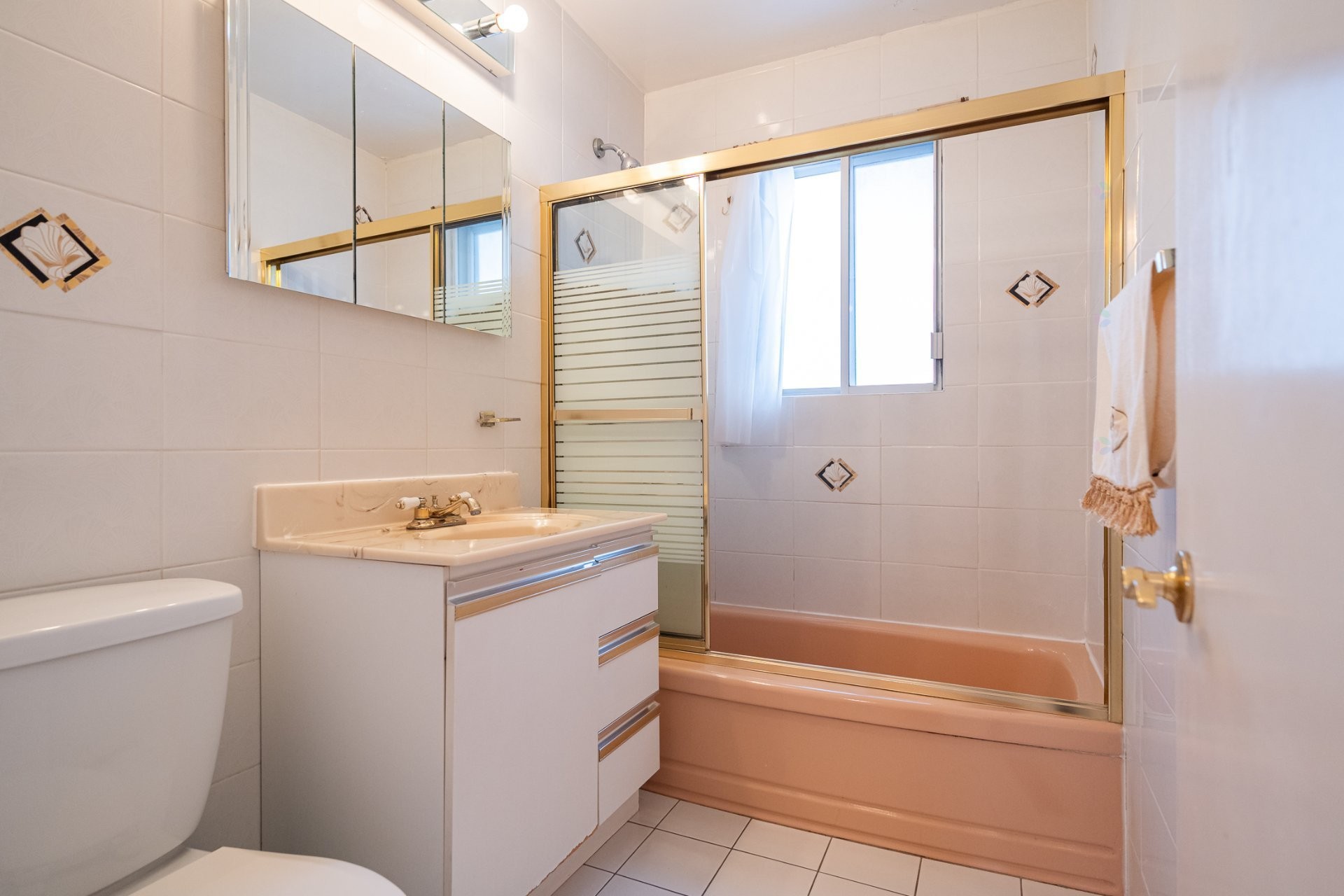 









1404


Boul. Élisabeth

,
Laval (Chomedey),




QC
H7W3J8

