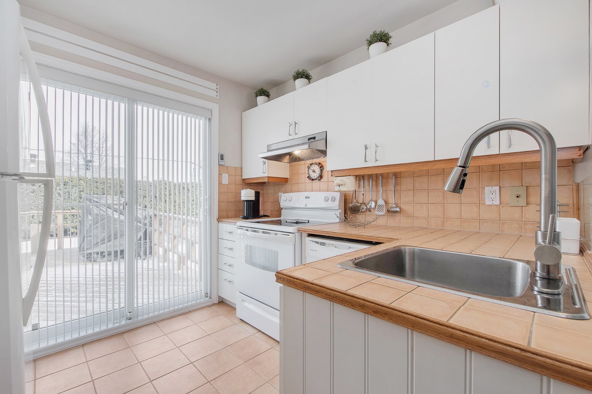









425


Rue Perras

,
Laval (Auteuil),




QC
H7H2V1


