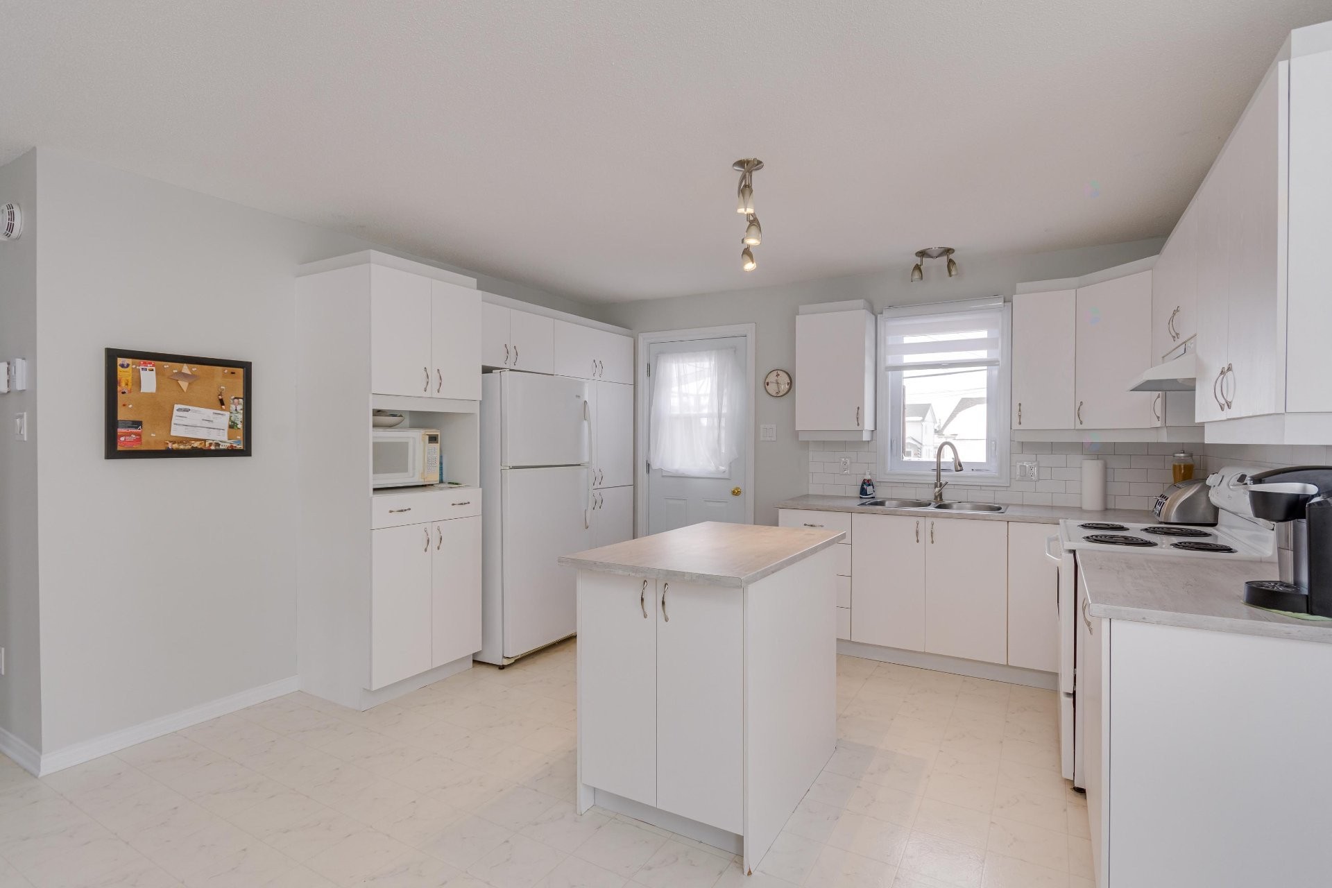 









187


Rue des Aralies

,
Gatineau (Masson-Angers),




QC
J8M1W7

