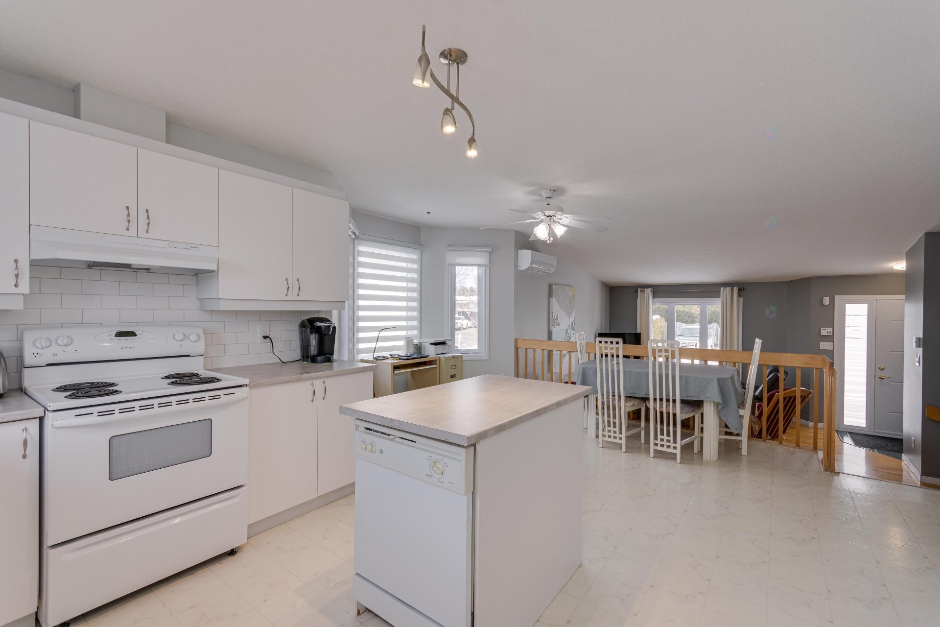 









187


Rue des Aralies

,
Gatineau (Masson-Angers),




QC
J8M1W7

