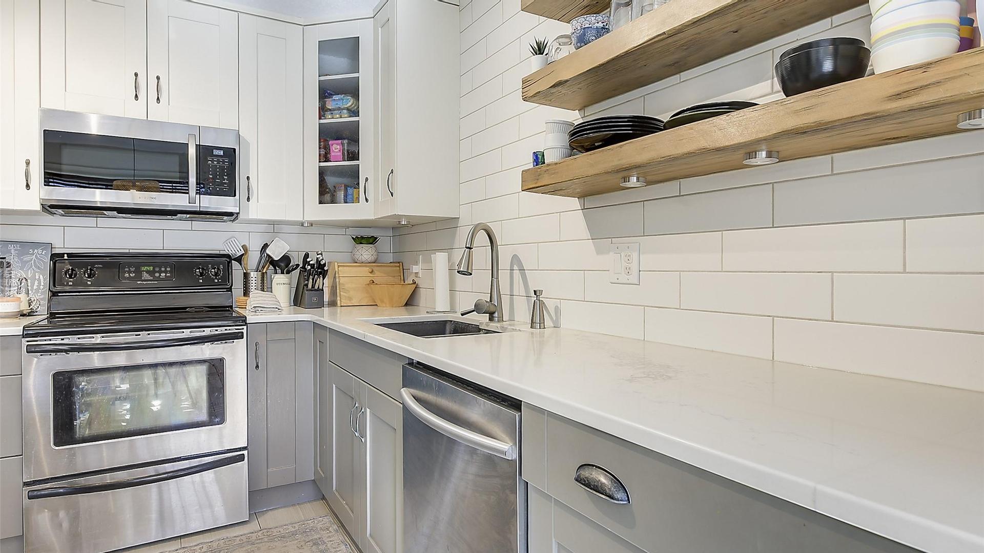 









290


Mills

Road, 101,
Kelowna,




BC
V1X 4G8

