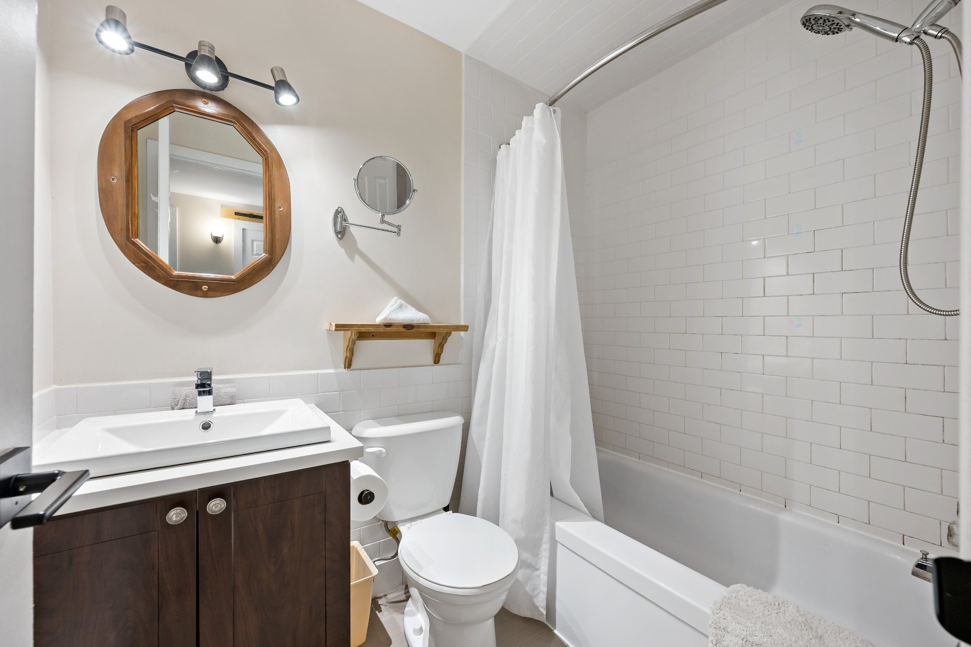 









231


Ch. de Lac-Tremblant-Nord

, 422,
Mont-Tremblant,




QC
J8E1B4

