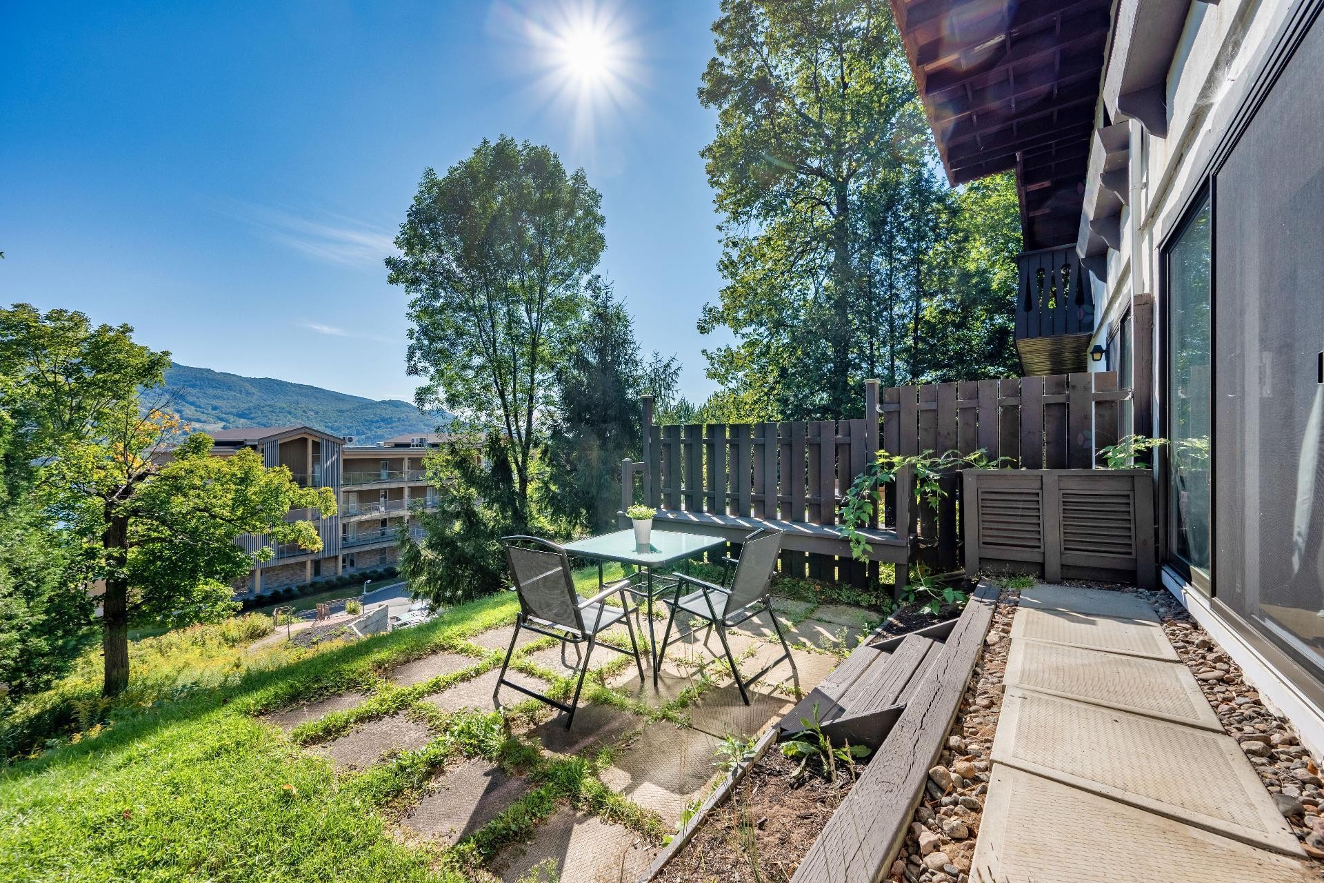









231


Ch. de Lac-Tremblant-Nord

, 422,
Mont-Tremblant,




QC
J8E1B4

