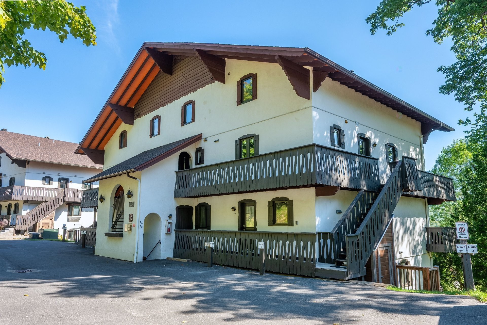 









231


Ch. de Lac-Tremblant-Nord

, 422,
Mont-Tremblant,




QC
J8E1B4

