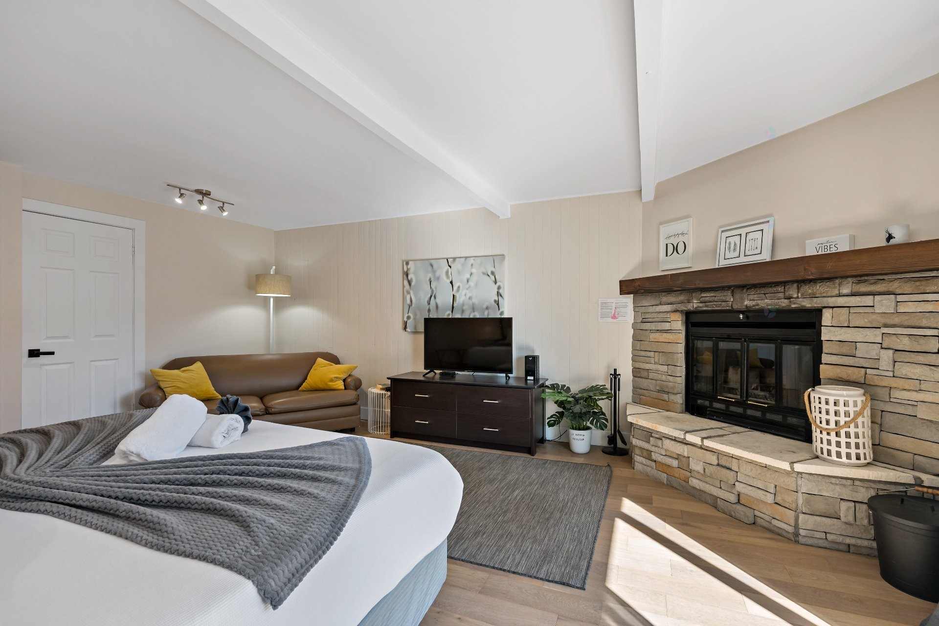









231


Ch. de Lac-Tremblant-Nord

, 422,
Mont-Tremblant,




QC
J8E1B4

