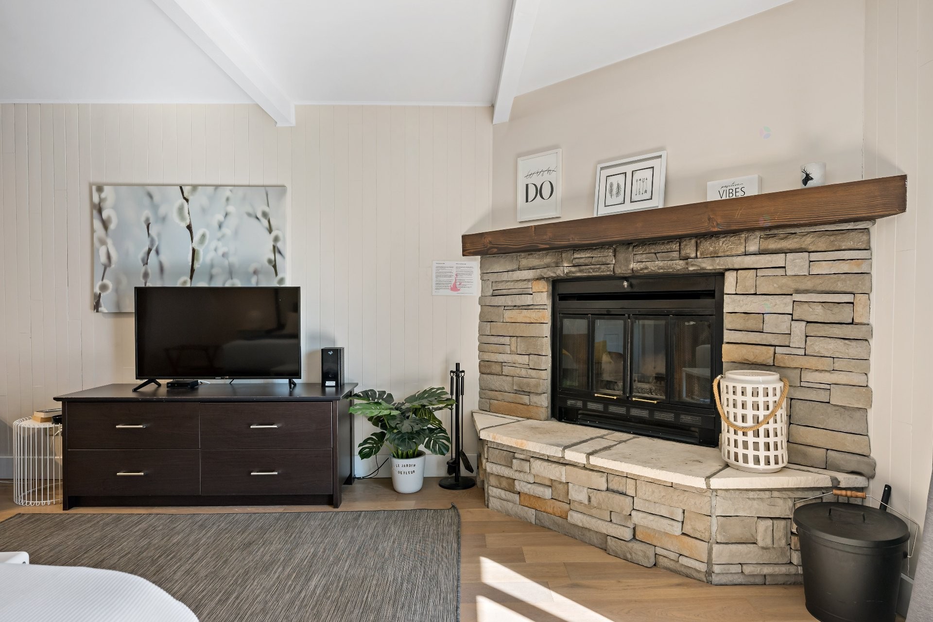 









231


Ch. de Lac-Tremblant-Nord

, 422,
Mont-Tremblant,




QC
J8E1B4

