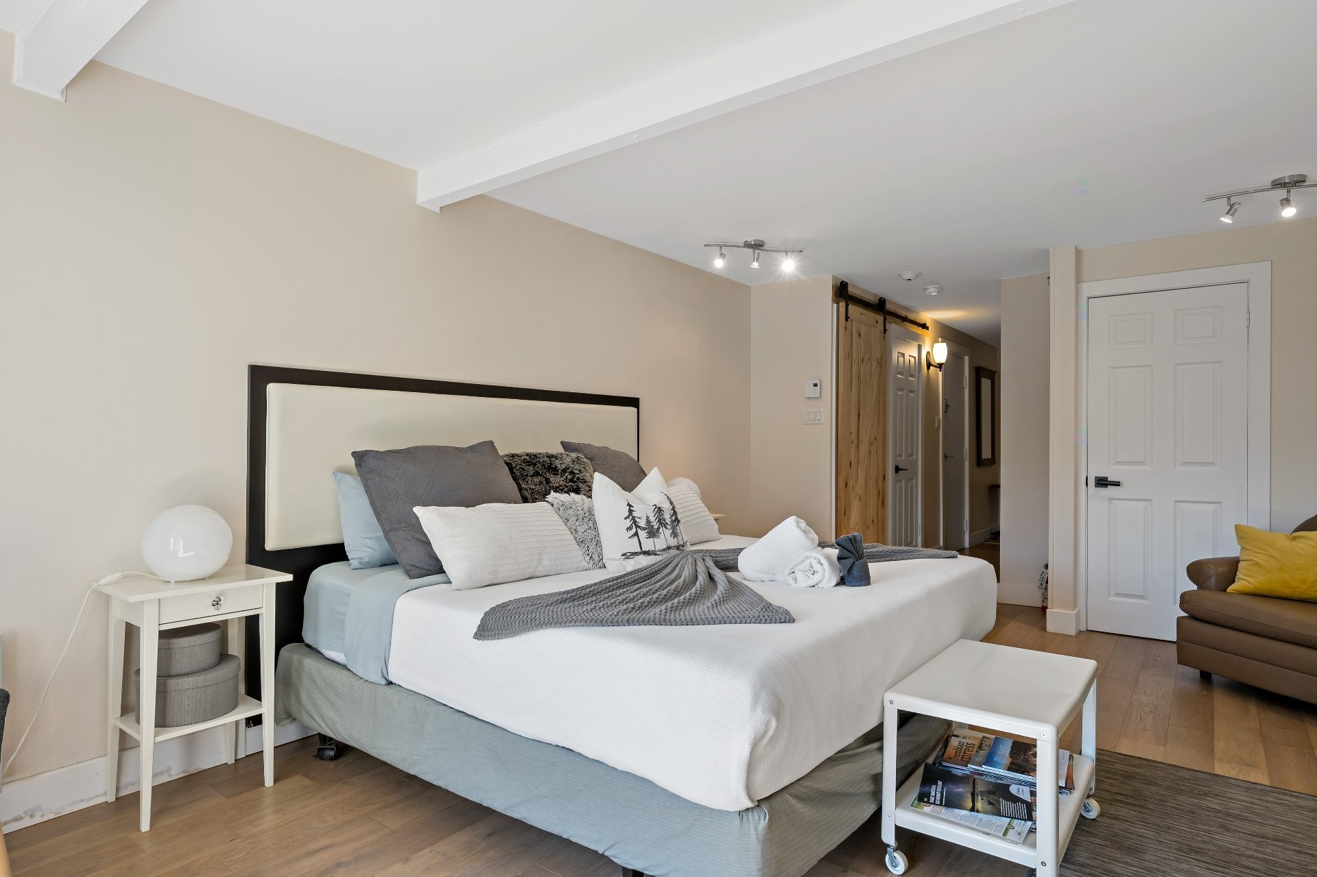 









231


Ch. de Lac-Tremblant-Nord

, 422,
Mont-Tremblant,




QC
J8E1B4

