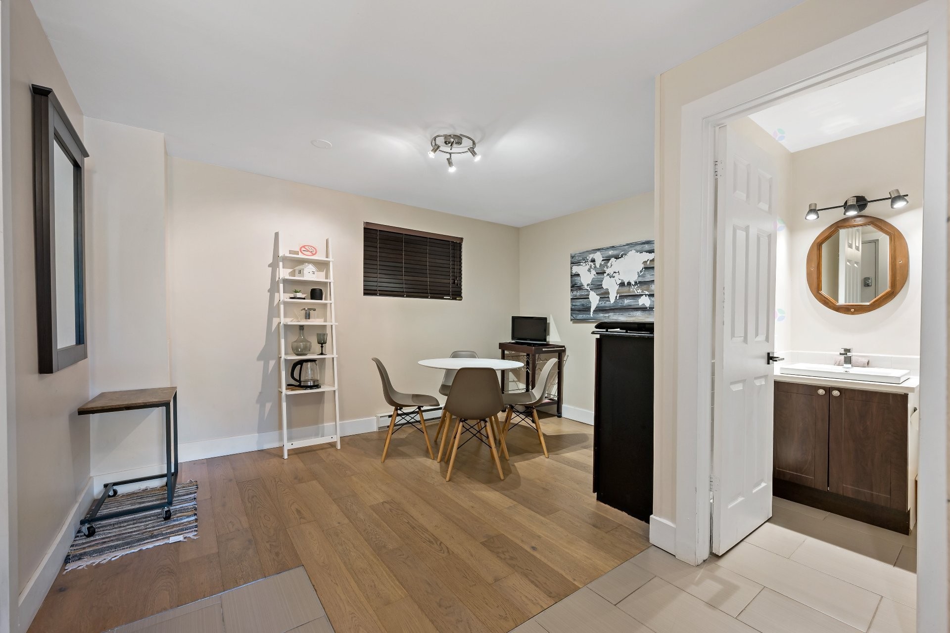









231


Ch. de Lac-Tremblant-Nord

, 422,
Mont-Tremblant,




QC
J8E1B4

