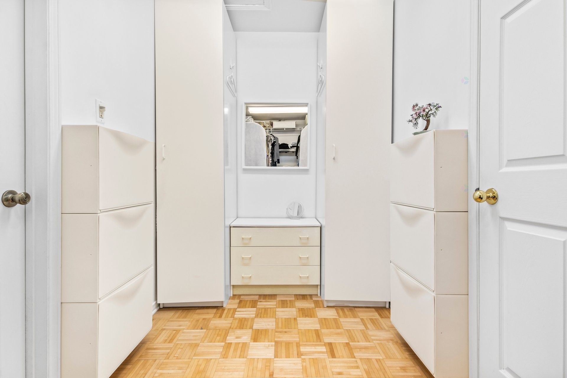 









5901


Av. Brandeis

,
Côte-Saint-Luc,




QC
H4W3B2

