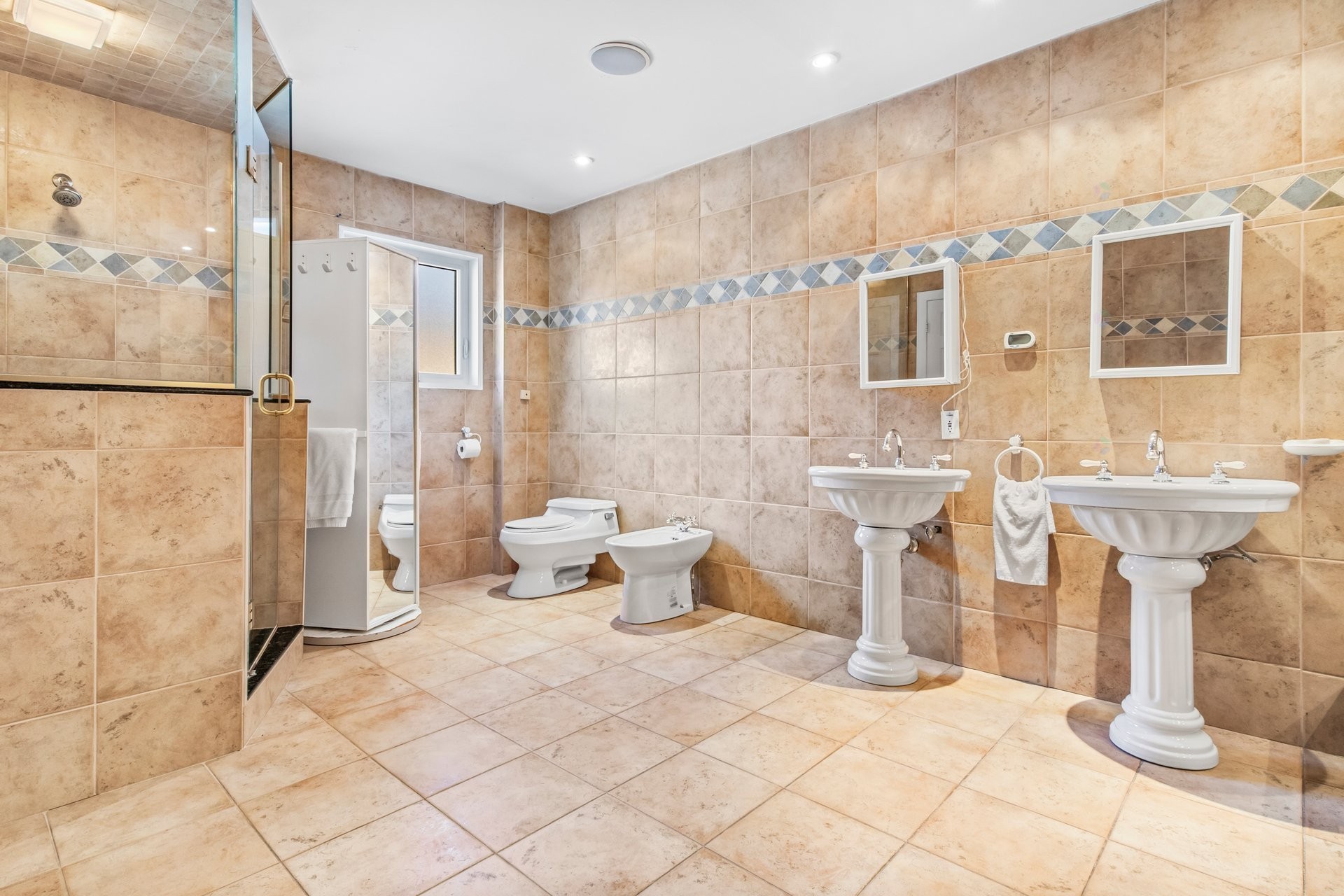 









5901


Av. Brandeis

,
Côte-Saint-Luc,




QC
H4W3B2

