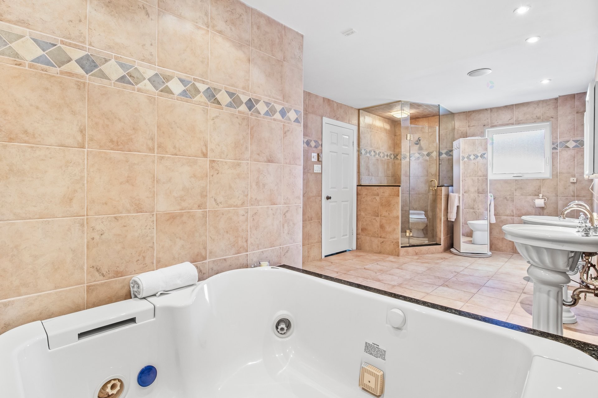 









5901


Av. Brandeis

,
Côte-Saint-Luc,




QC
H4W3B2

