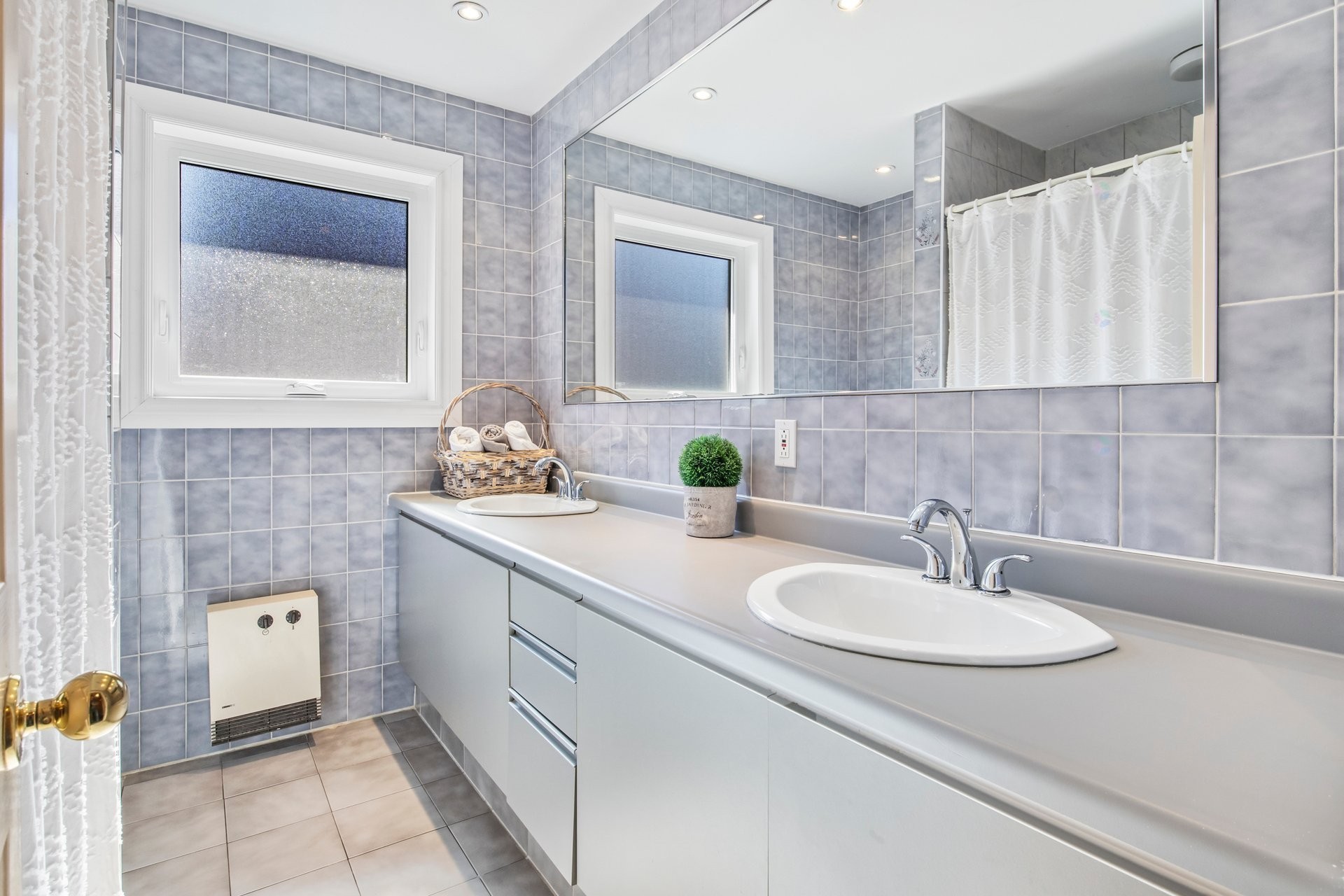 









5901


Av. Brandeis

,
Côte-Saint-Luc,




QC
H4W3B2

