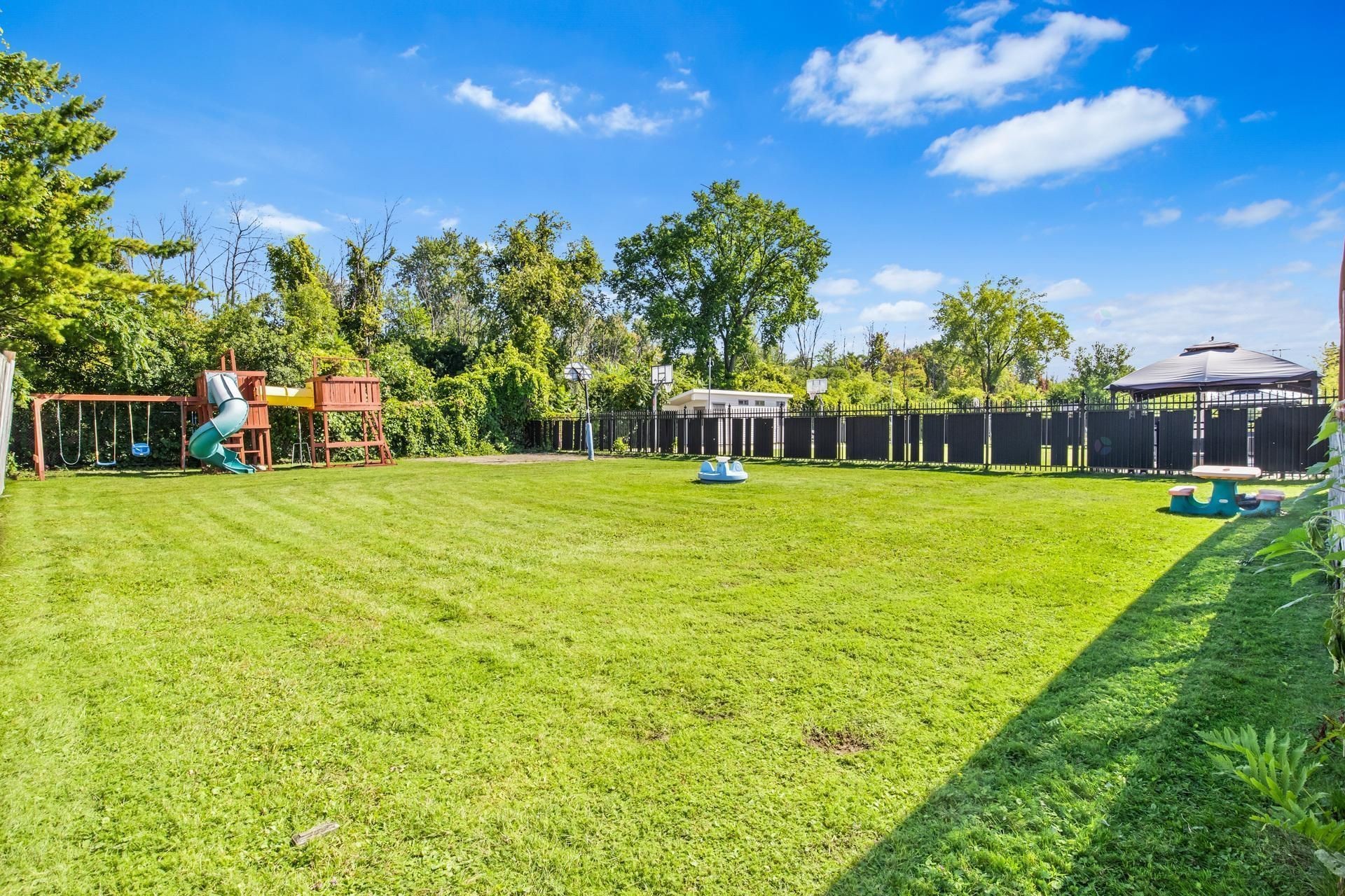 









5901


Av. Brandeis

,
Côte-Saint-Luc,




QC
H4W3B2

