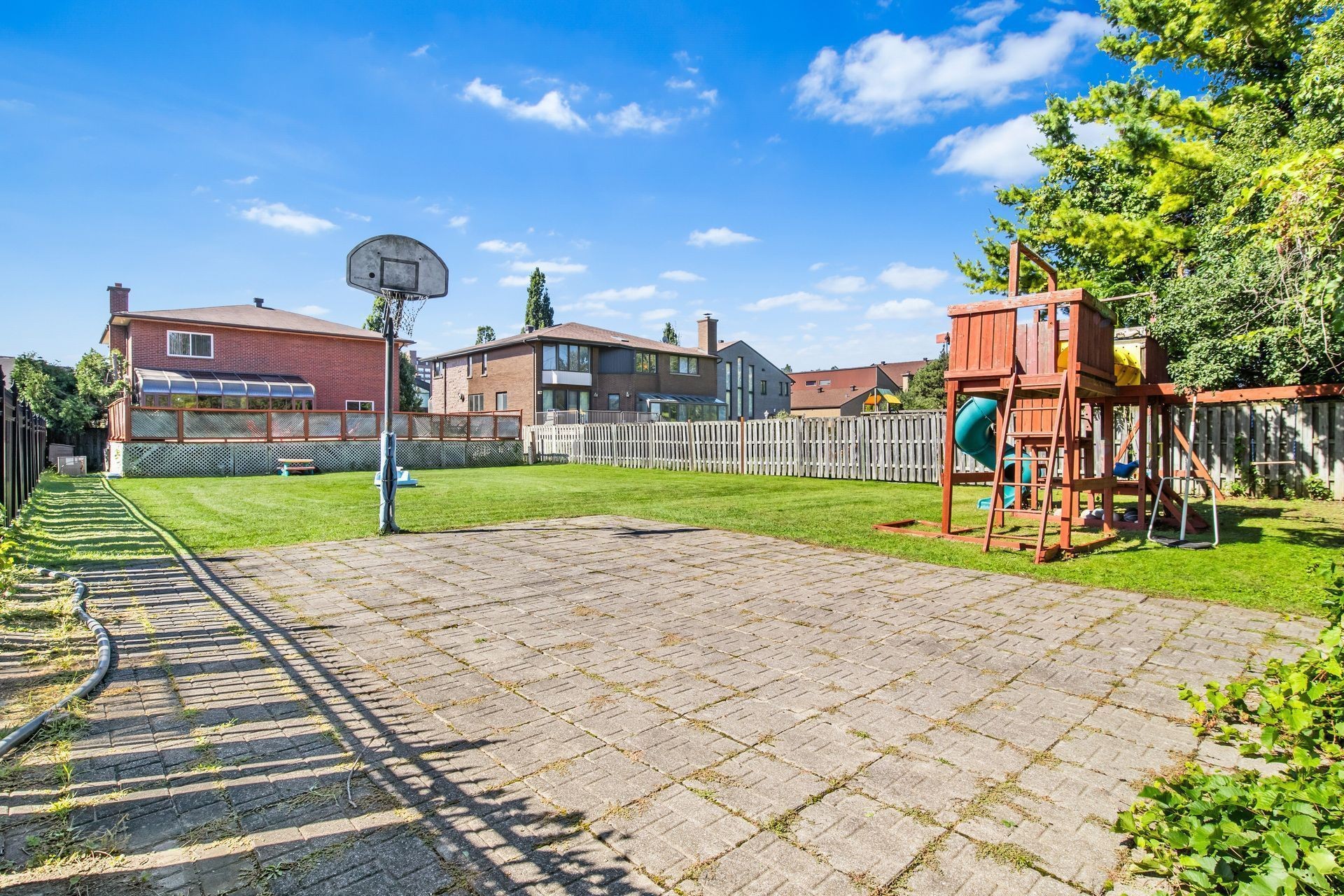 









5901


Av. Brandeis

,
Côte-Saint-Luc,




QC
H4W3B2

