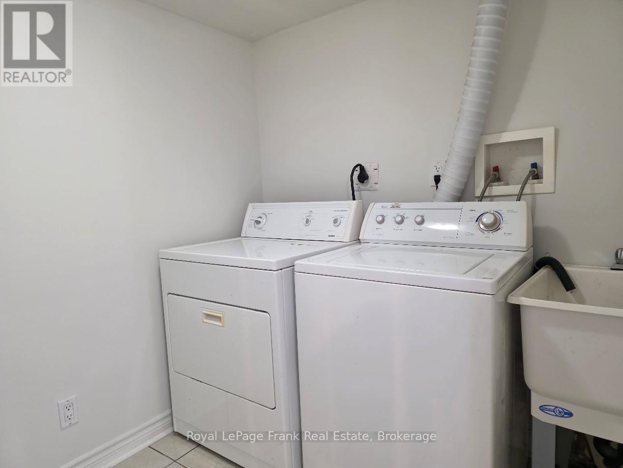 












44 BILLINGSGATE CRESCENT

,
Ajax,




Ontario
L1S2R8

