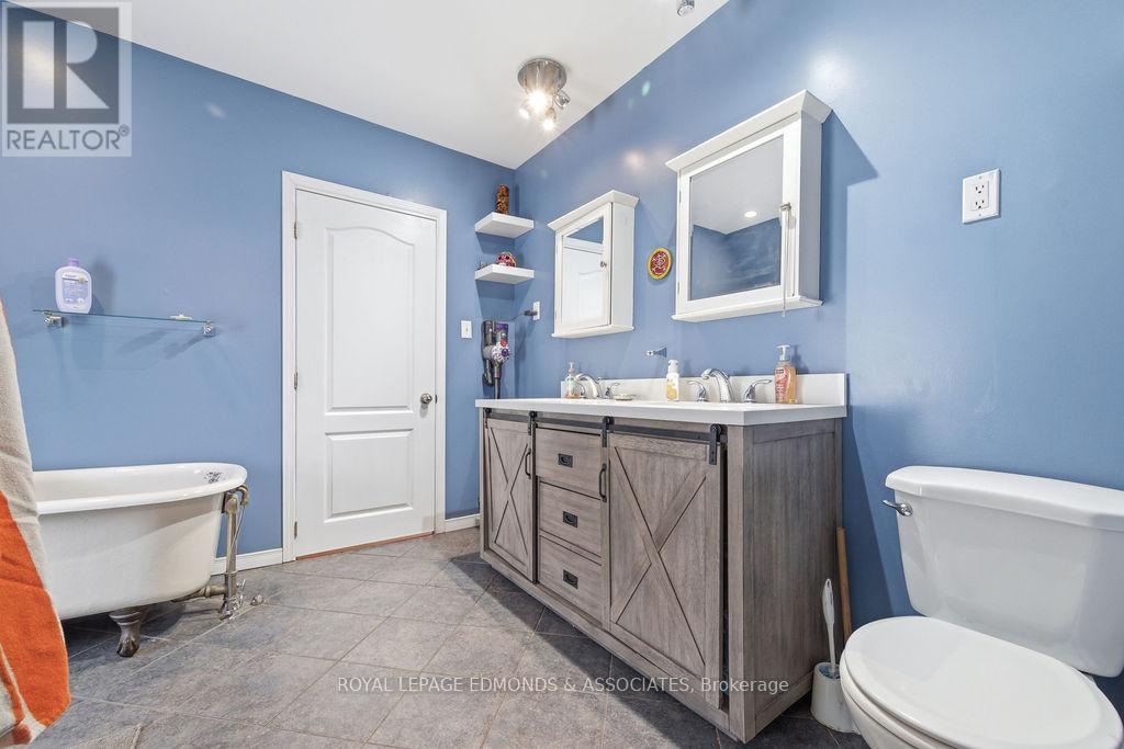 












408 MOFFAT STREET

,
Pembroke,




Ontario
K8A3X9


