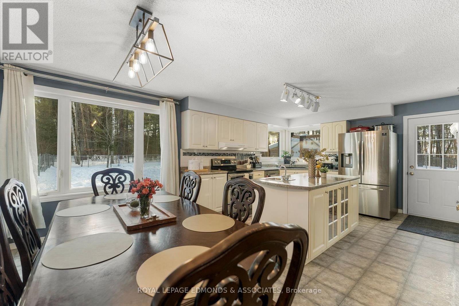 












43 LISA CRESCENT

,
Petawawa,




Ontario
K8H2Z8

