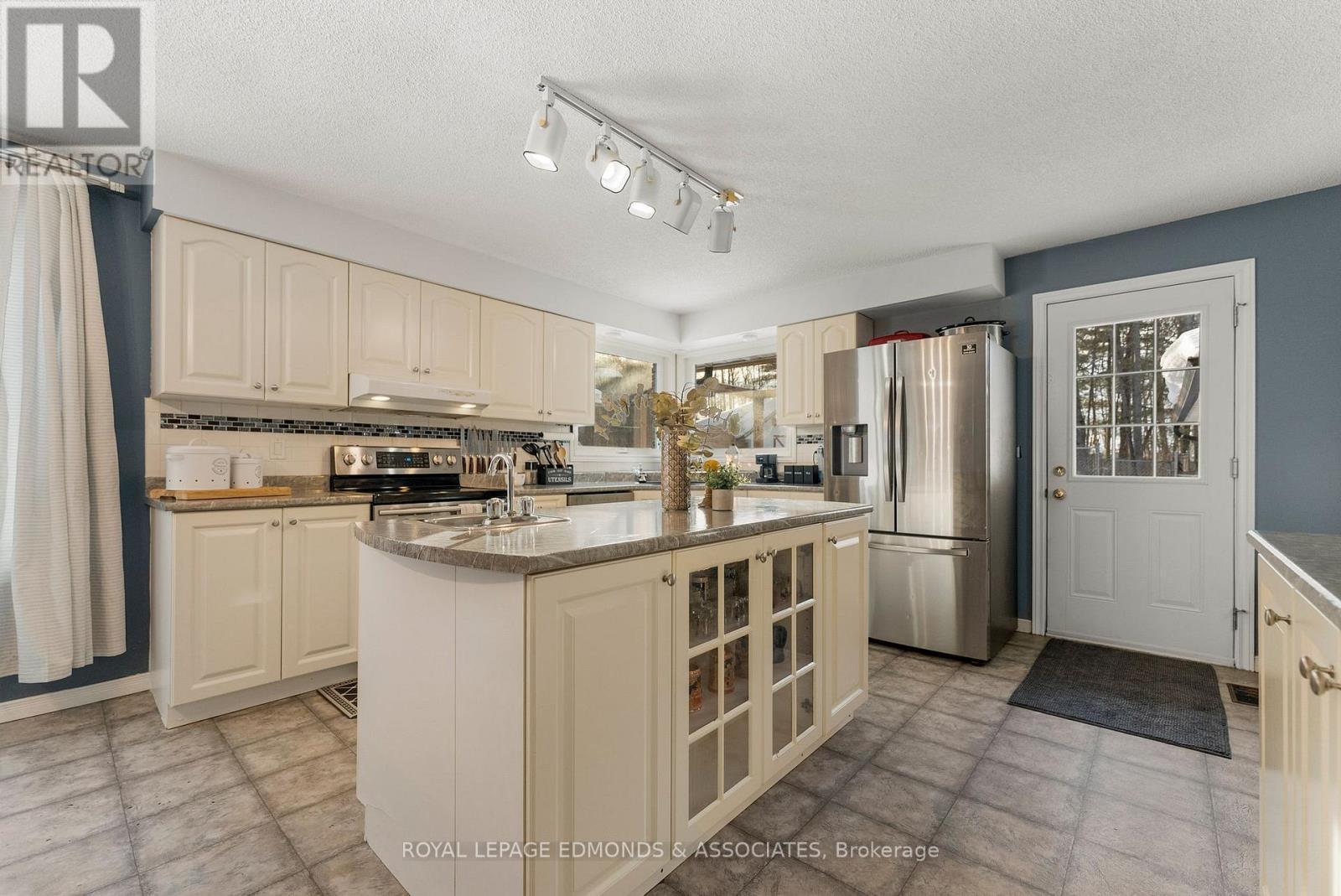 












43 LISA CRESCENT

,
Petawawa,




Ontario
K8H2Z8

