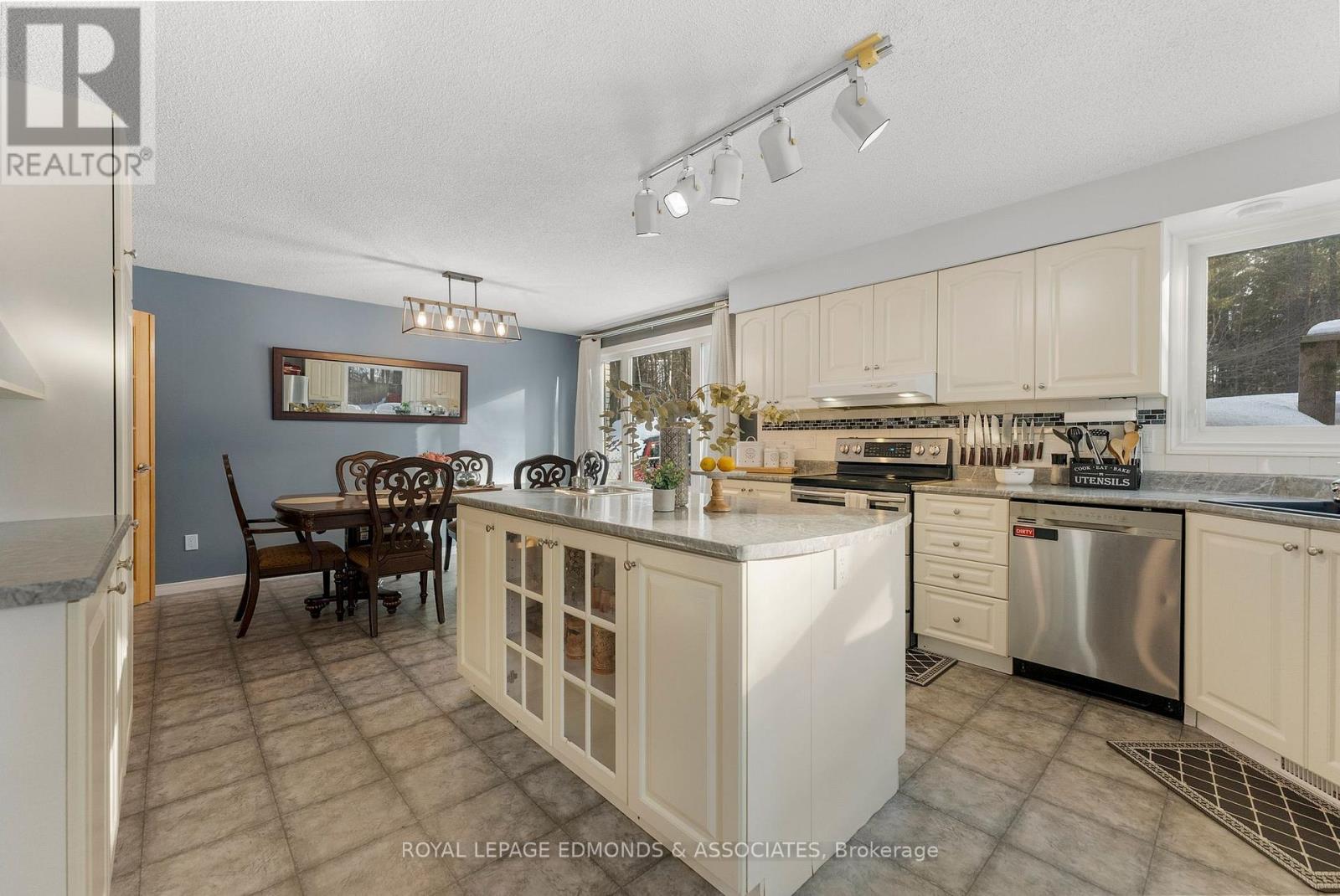 












43 LISA CRESCENT

,
Petawawa,




Ontario
K8H2Z8

