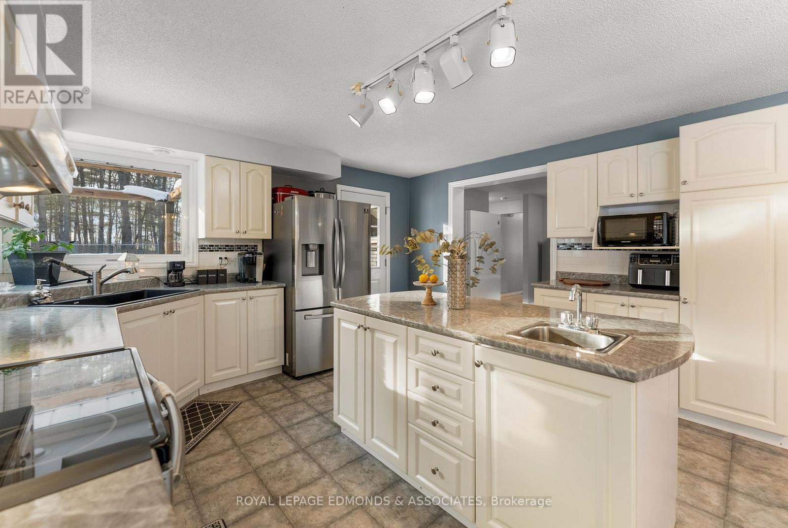 












43 LISA CRESCENT

,
Petawawa,




Ontario
K8H2Z8

