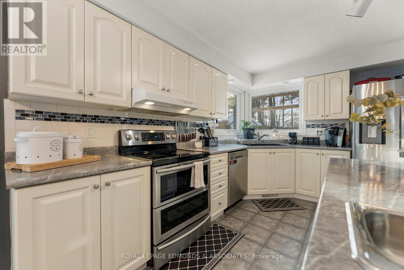 












43 LISA CRESCENT

,
Petawawa,




Ontario
K8H2Z8

