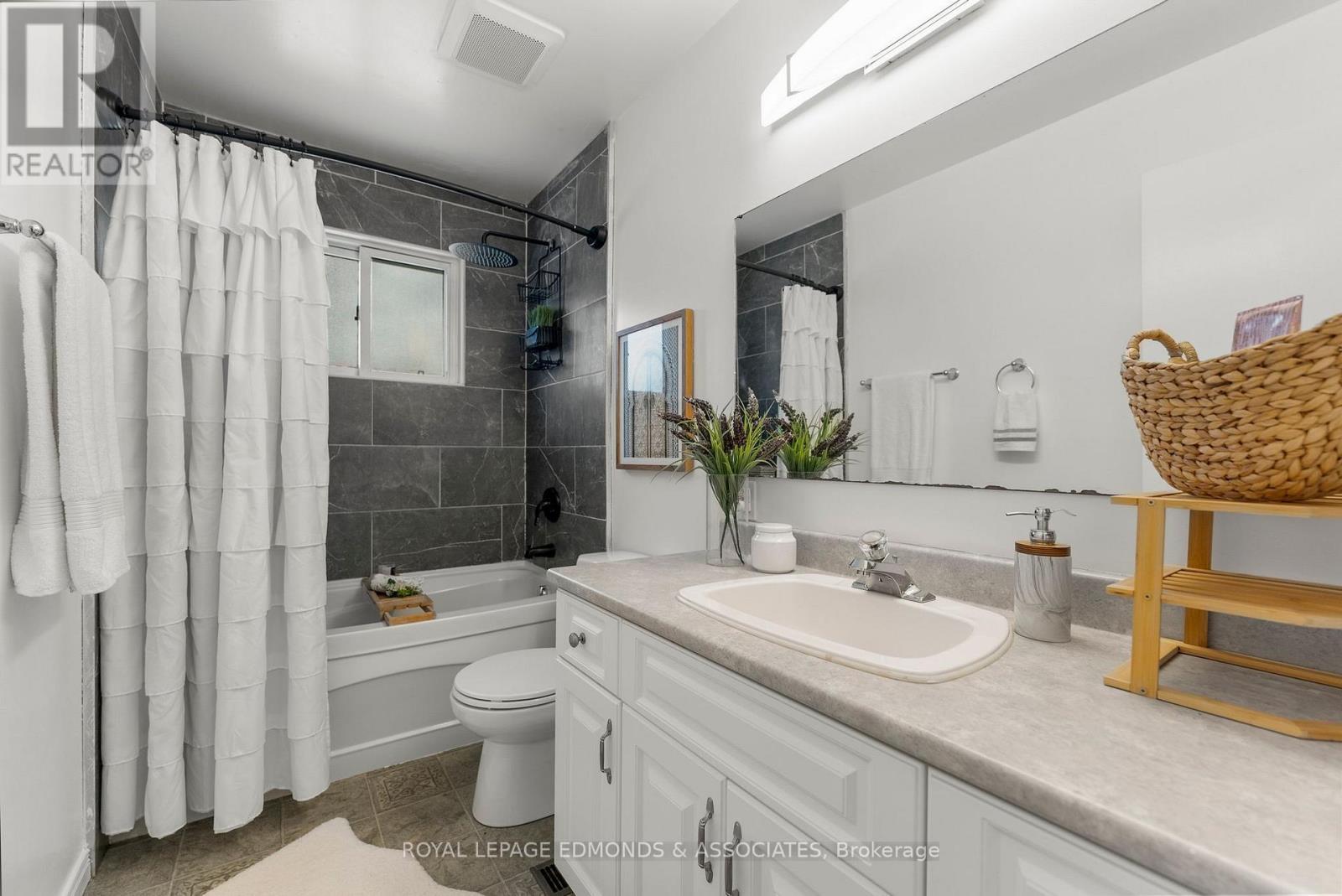 












43 LISA CRESCENT

,
Petawawa,




Ontario
K8H2Z8

