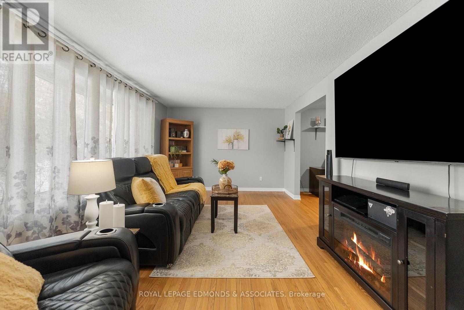 












43 LISA CRESCENT

,
Petawawa,




Ontario
K8H2Z8

