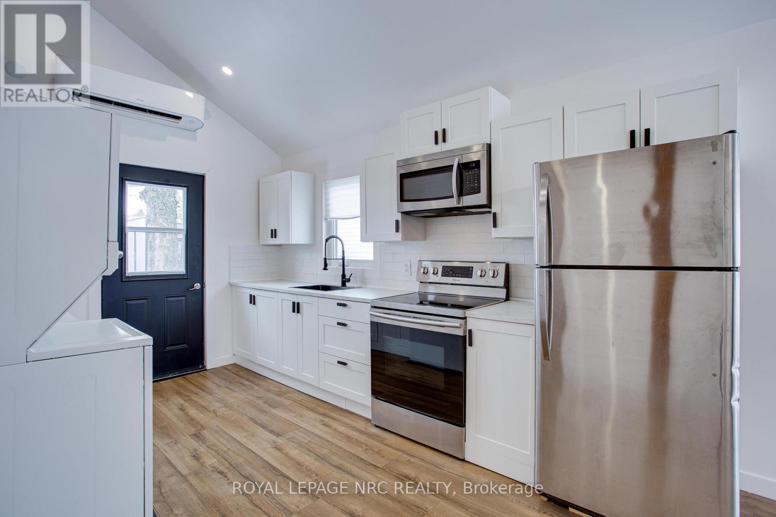 












323 OXFORD AVENUE

,
Fort Erie (Crystal Beach),




Ontario
L0S1B0

