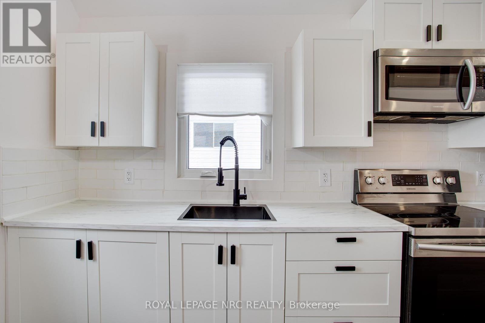 












323 OXFORD AVENUE

,
Fort Erie (Crystal Beach),




Ontario
L0S1B0

