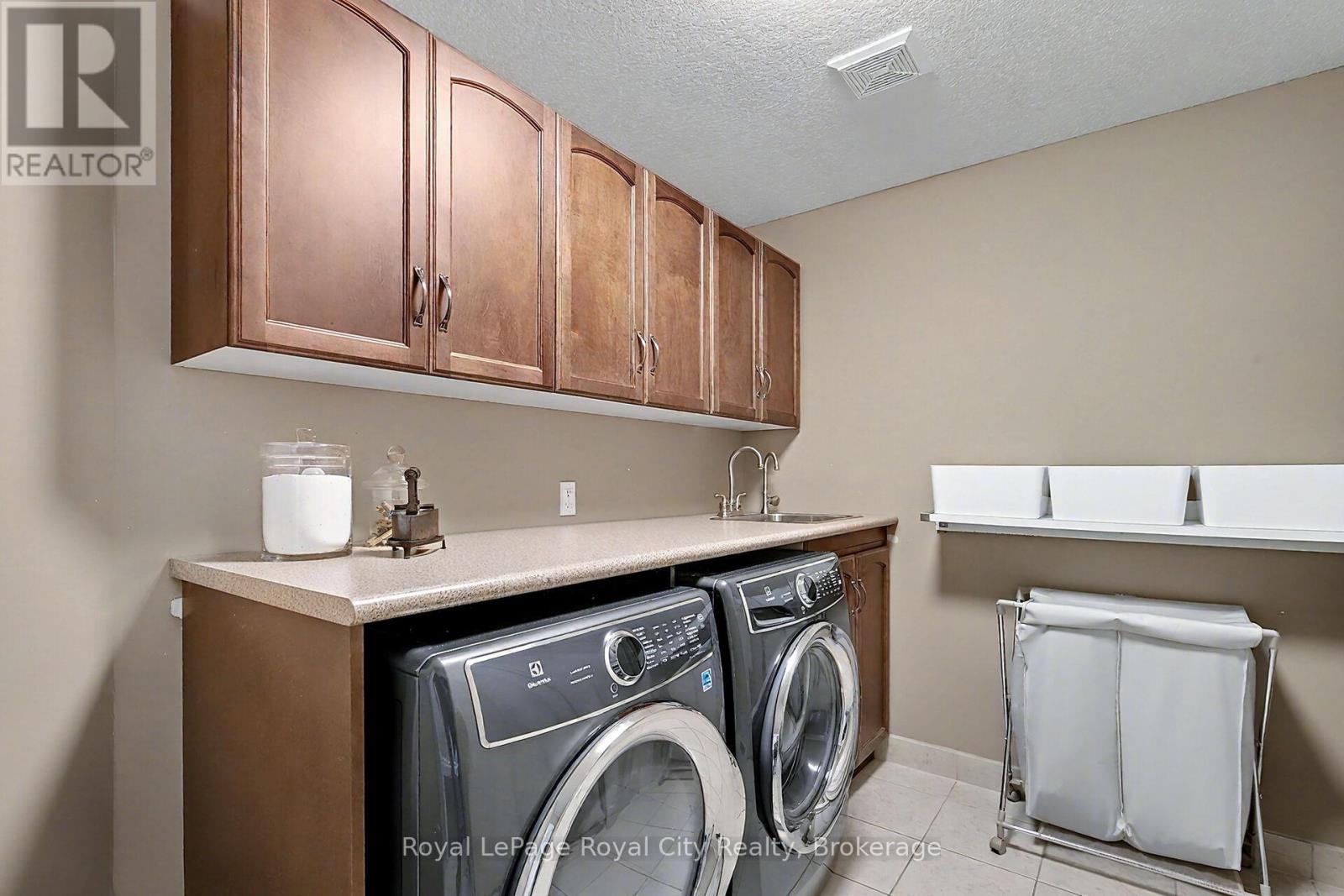 












8 ZADUK PLACE

,
Guelph (Kortright East),




Ontario
N1G0A7

