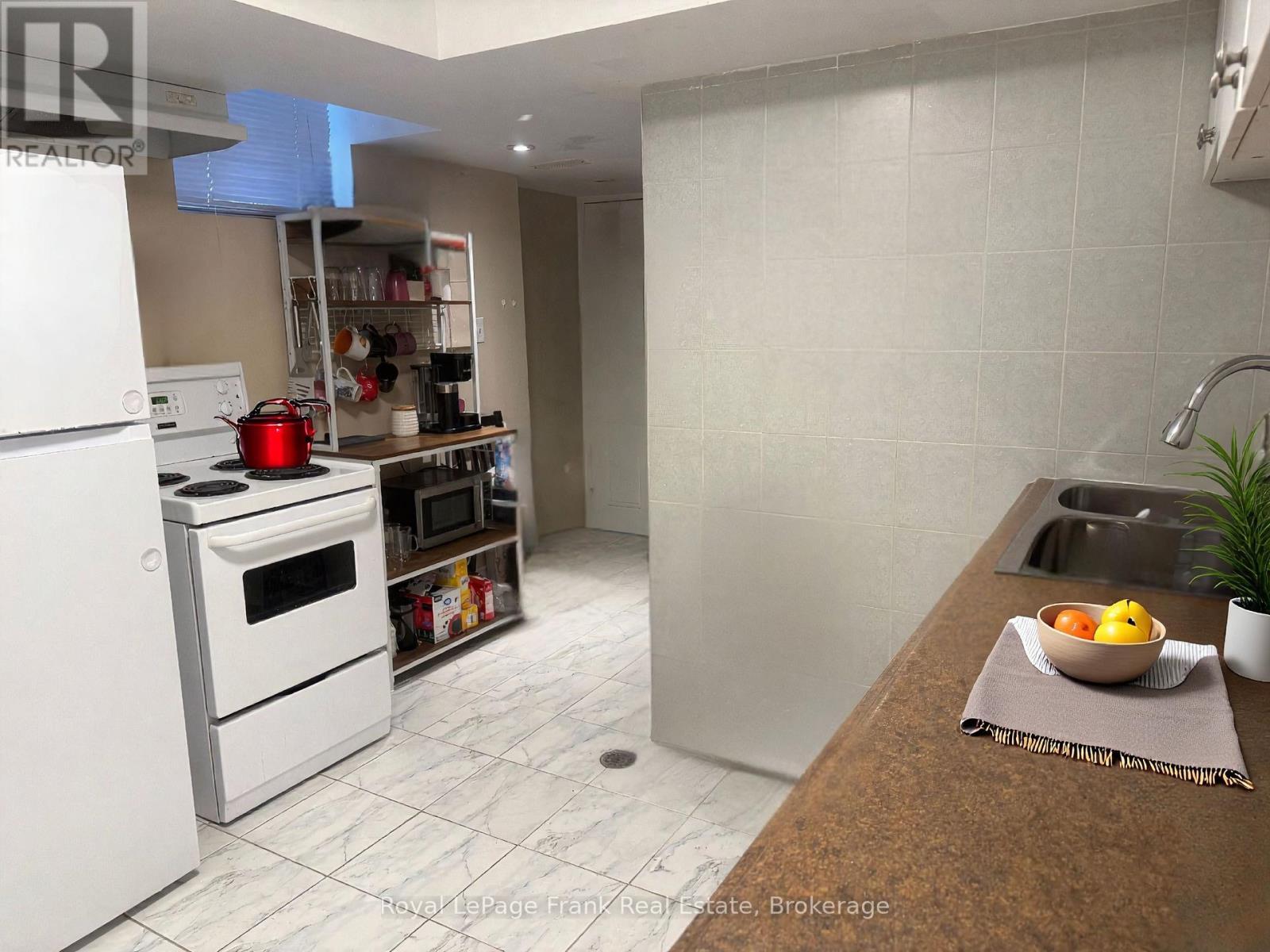 












LOWER - 249 LUCAS STREET

,
Richmond Hill,




Ontario
L4C4P9

