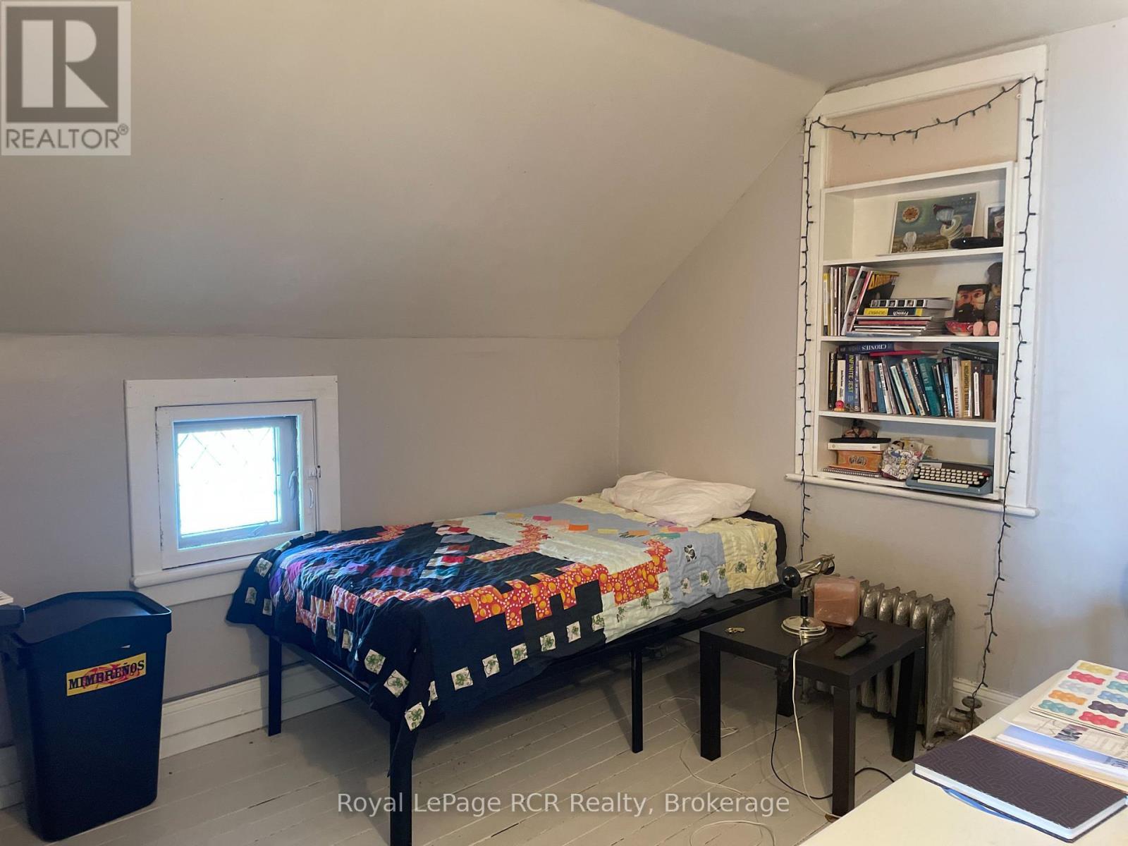 












581 7TH AVENUE

,
Hanover,




Ontario
N4N2J9

