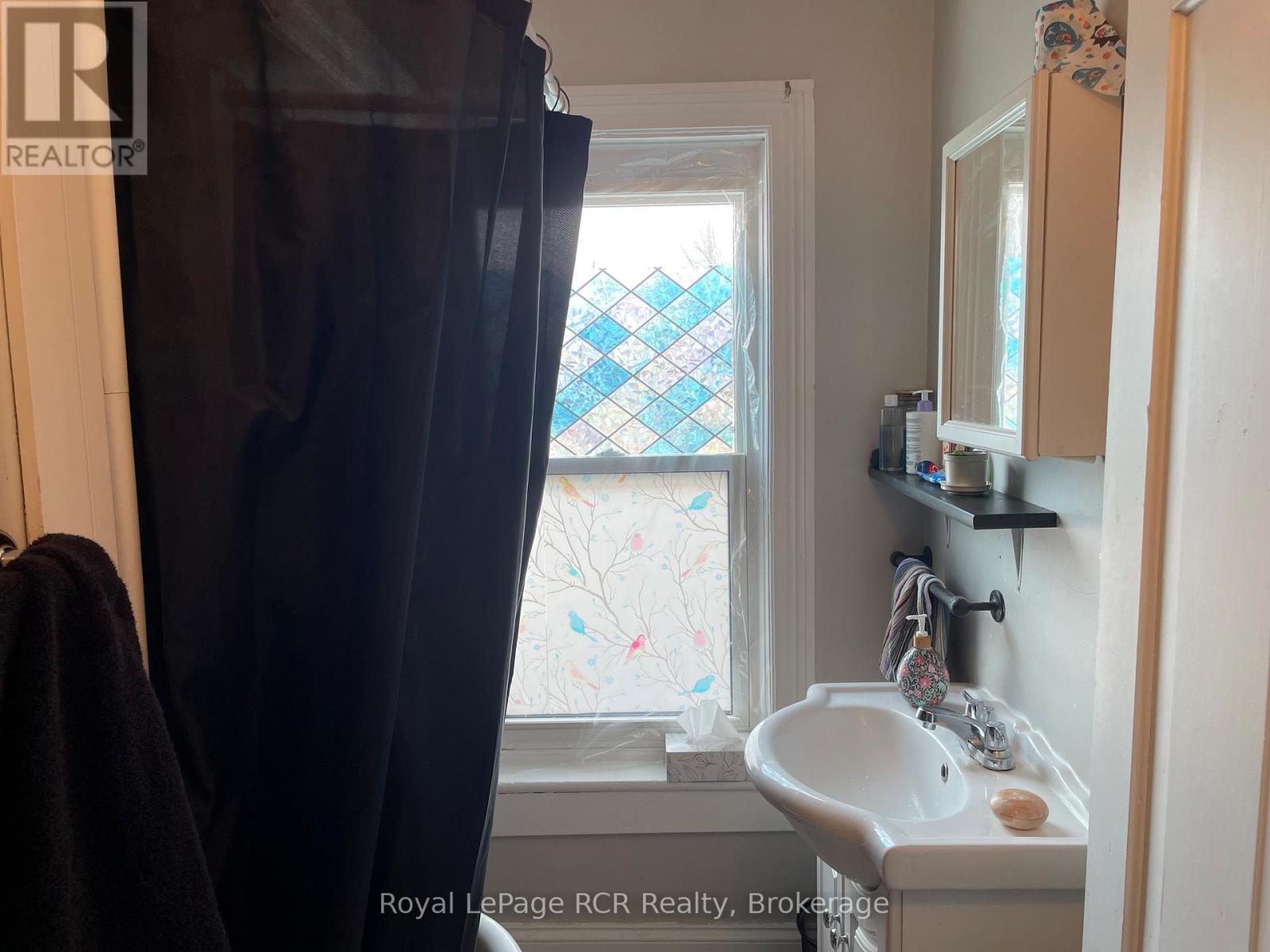 












581 7TH AVENUE

,
Hanover,




Ontario
N4N2J9

