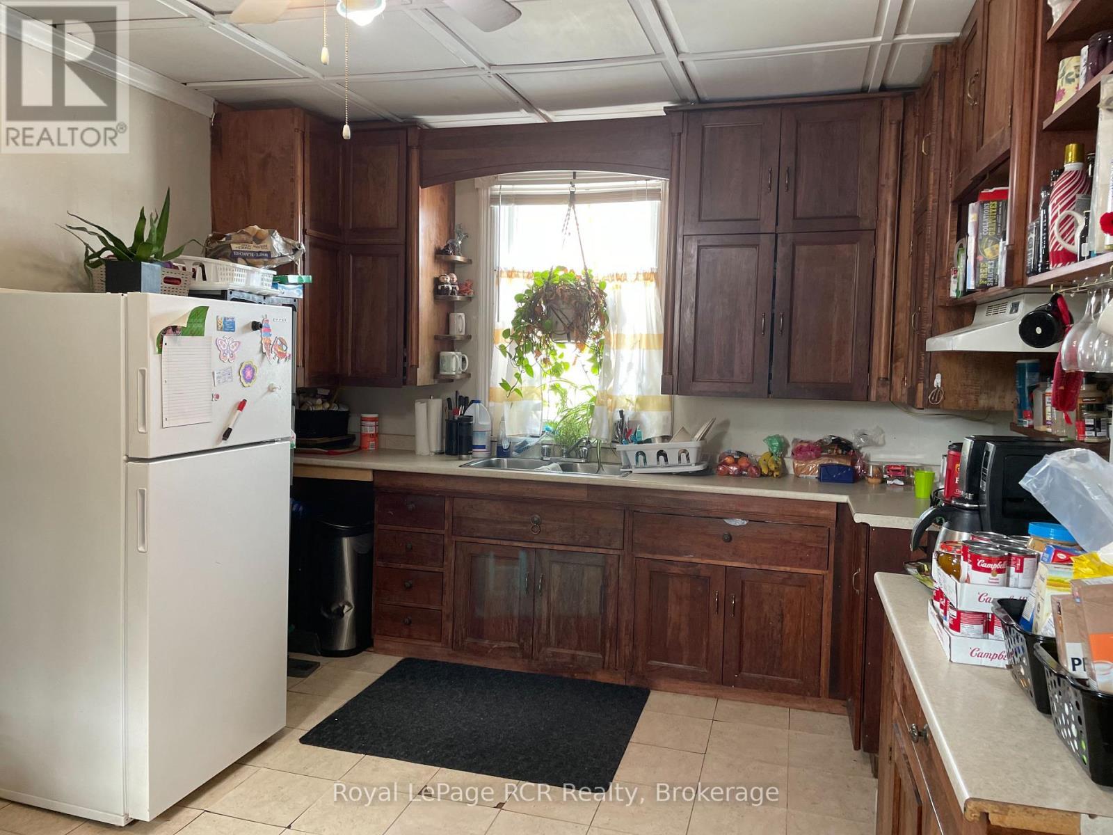 












581 7TH AVENUE

,
Hanover,




Ontario
N4N2J9

