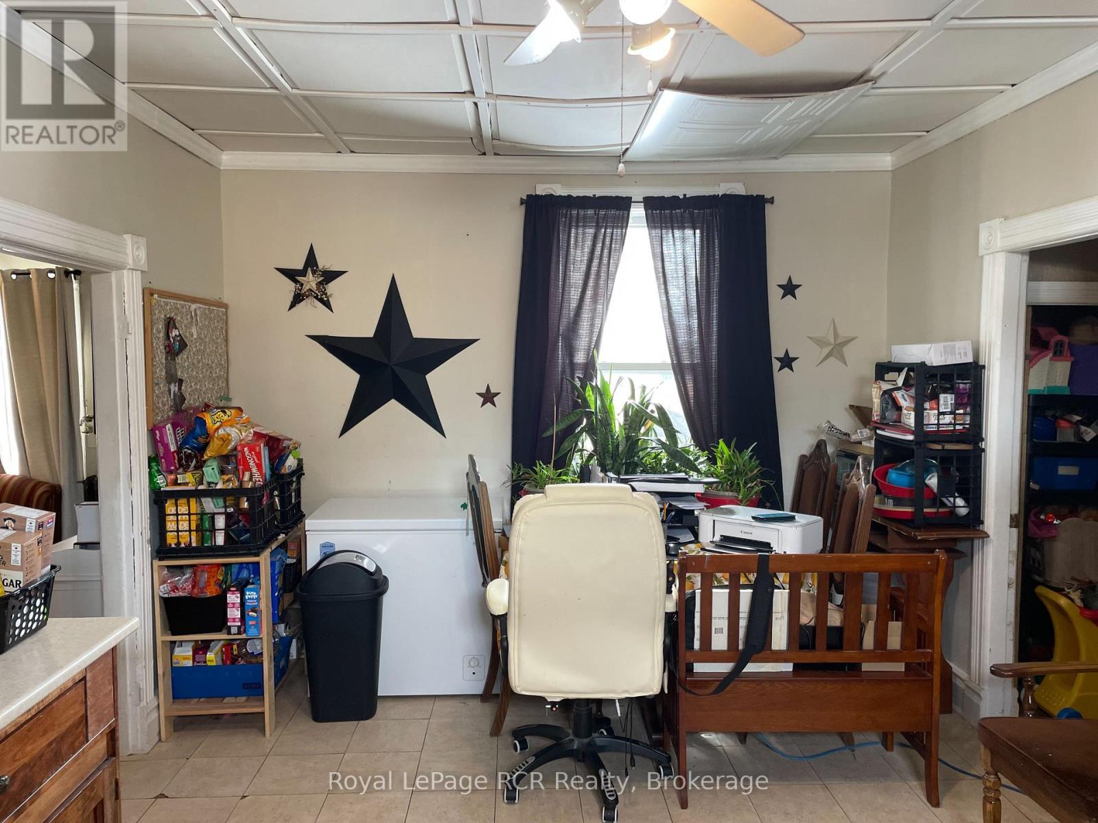 












581 7TH AVENUE

,
Hanover,




Ontario
N4N2J9

