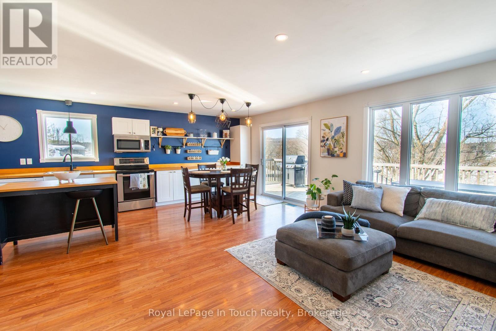 












108 ROBERT STREET W

,
Penetanguishene,




Ontario
L9M1P1

