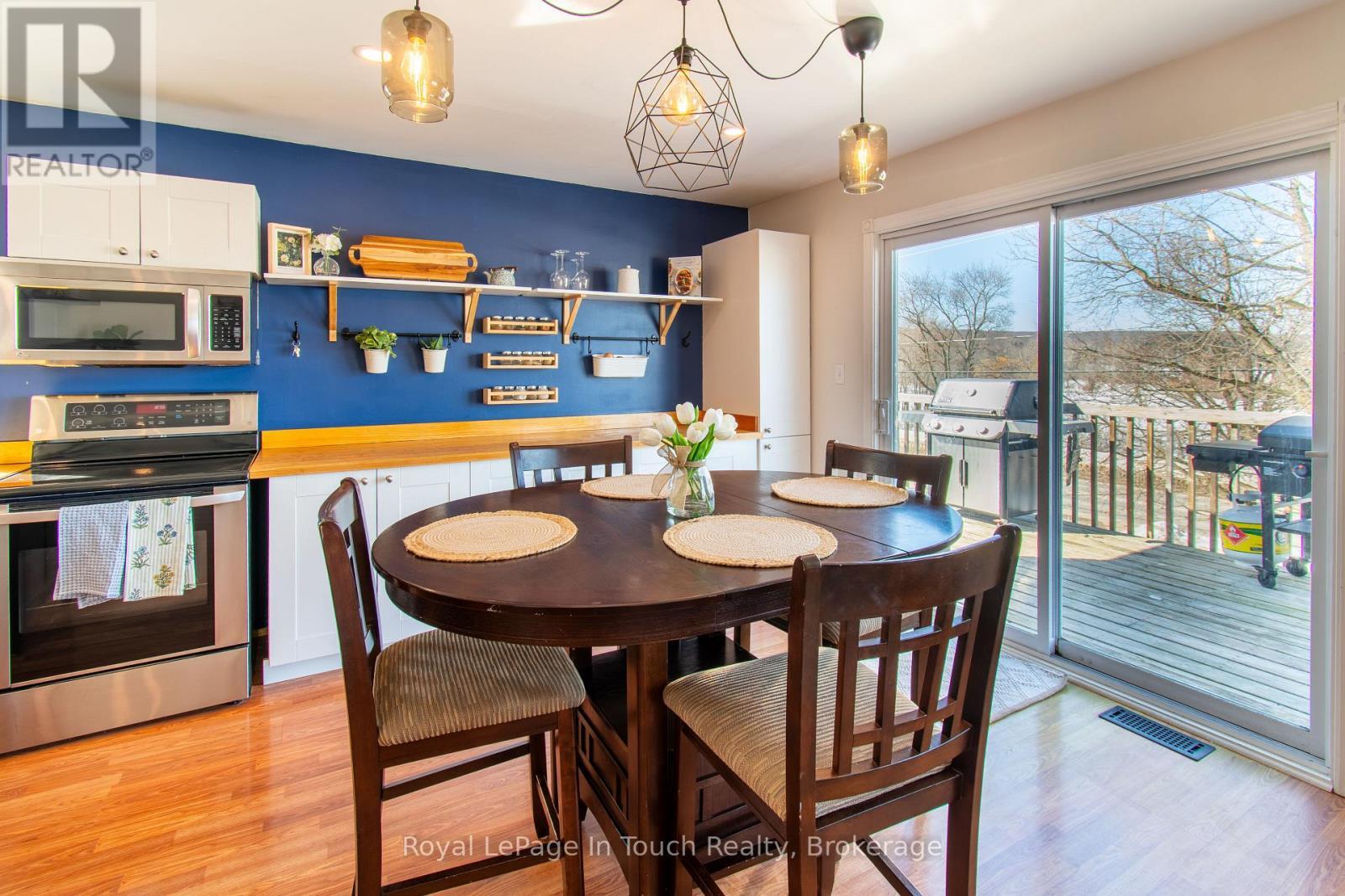 












108 ROBERT STREET W

,
Penetanguishene,




Ontario
L9M1P1

