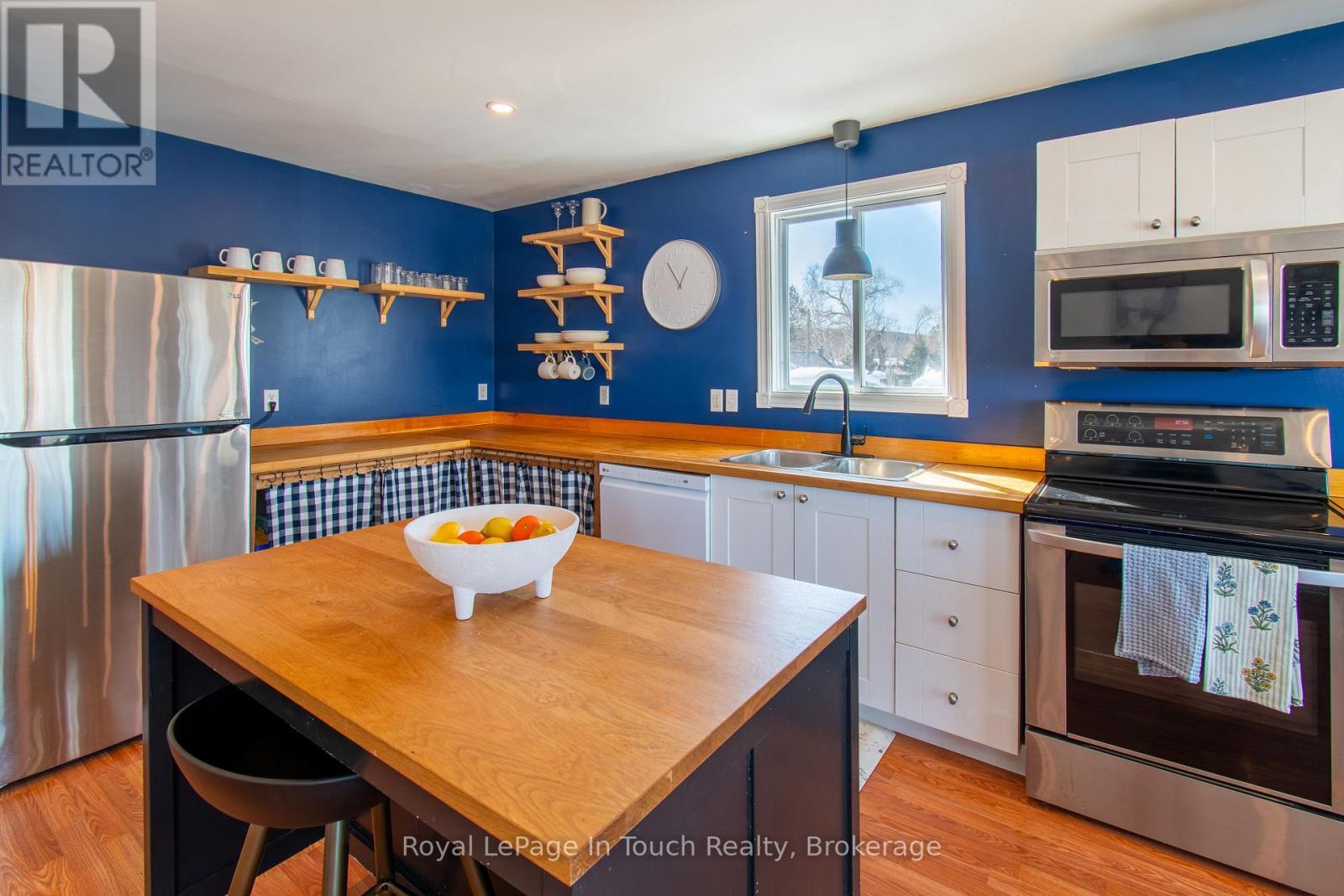 












108 ROBERT STREET W

,
Penetanguishene,




Ontario
L9M1P1

