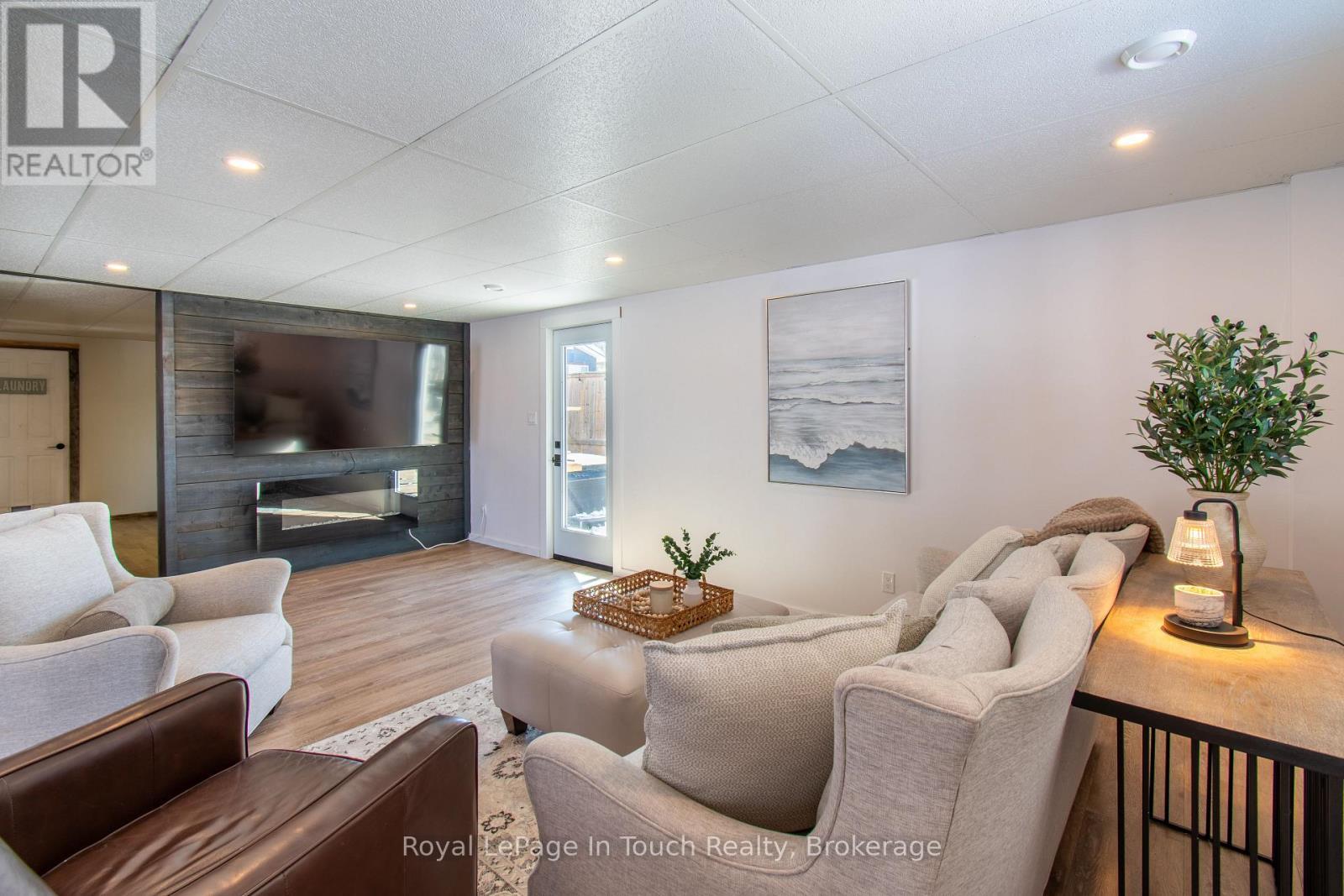 












108 ROBERT STREET W

,
Penetanguishene,




Ontario
L9M1P1

