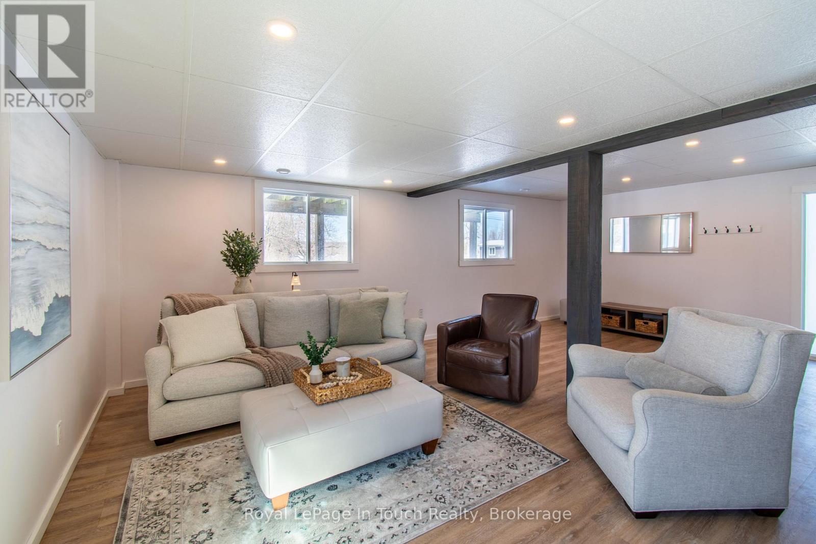 












108 ROBERT STREET W

,
Penetanguishene,




Ontario
L9M1P1

