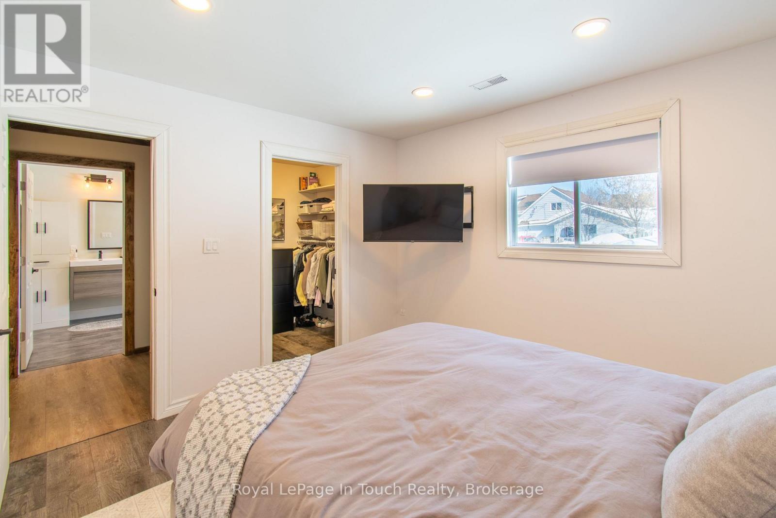 












108 ROBERT STREET W

,
Penetanguishene,




Ontario
L9M1P1

