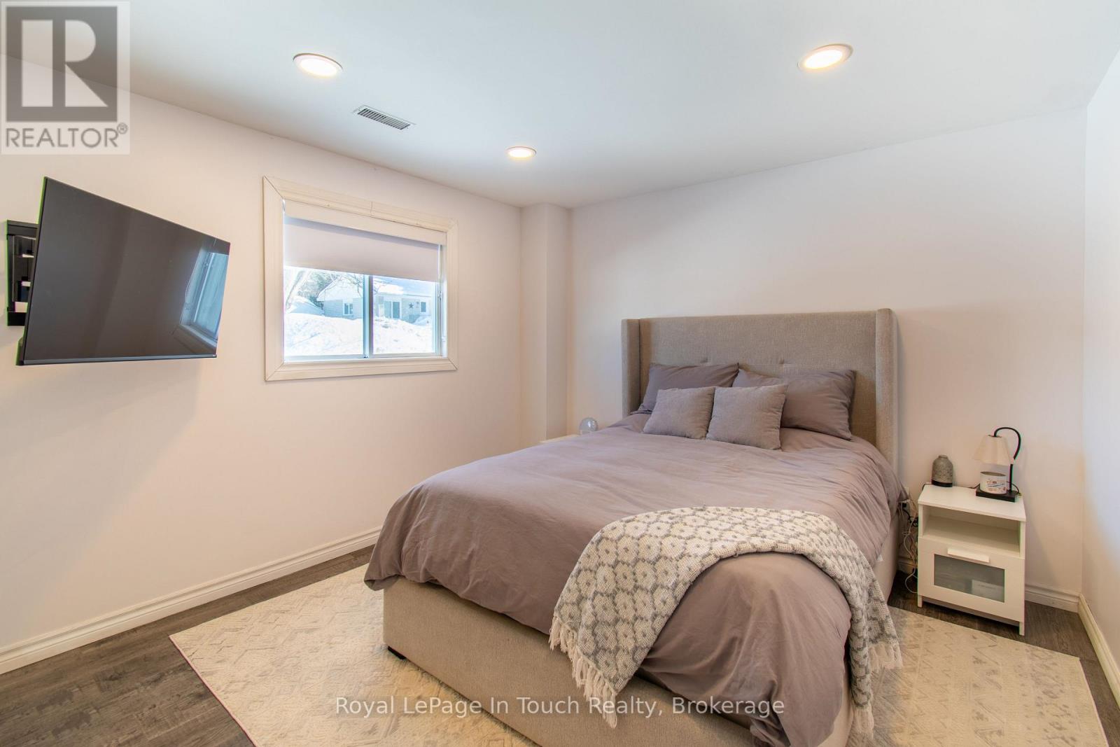 












108 ROBERT STREET W

,
Penetanguishene,




Ontario
L9M1P1

