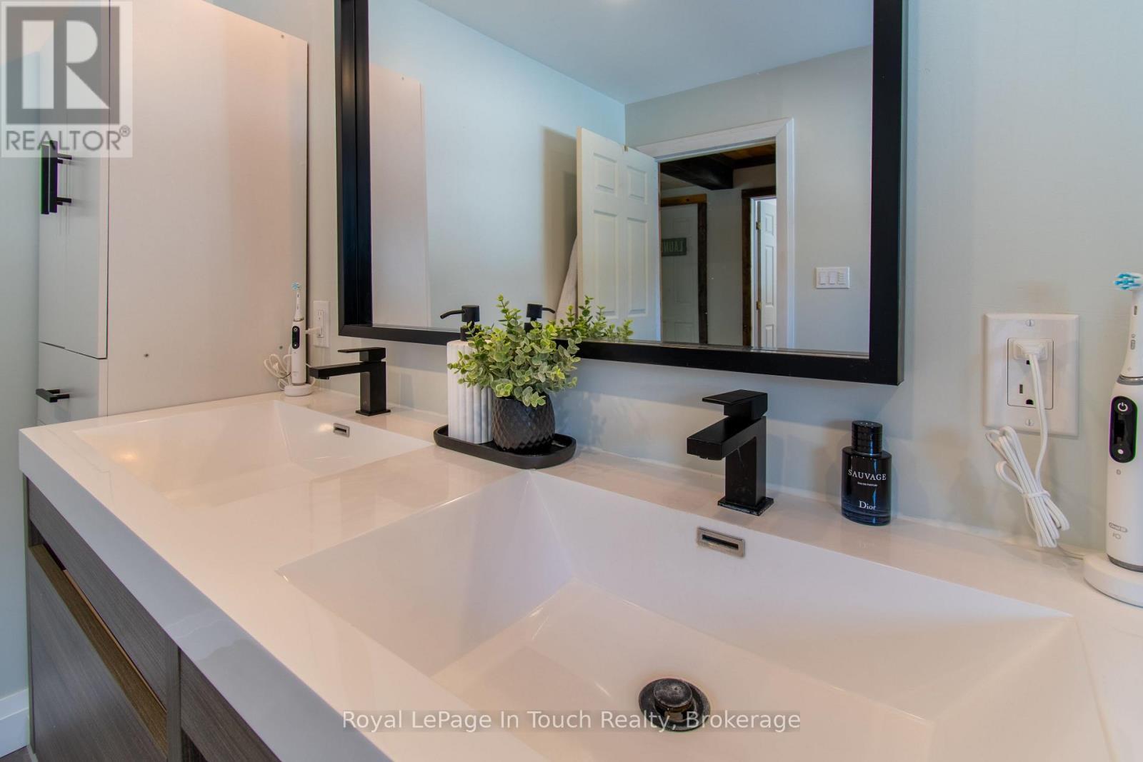 












108 ROBERT STREET W

,
Penetanguishene,




Ontario
L9M1P1

