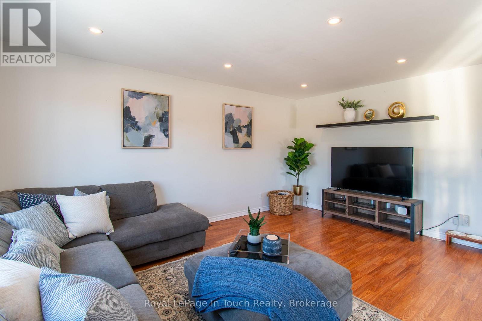 












108 ROBERT STREET W

,
Penetanguishene,




Ontario
L9M1P1

