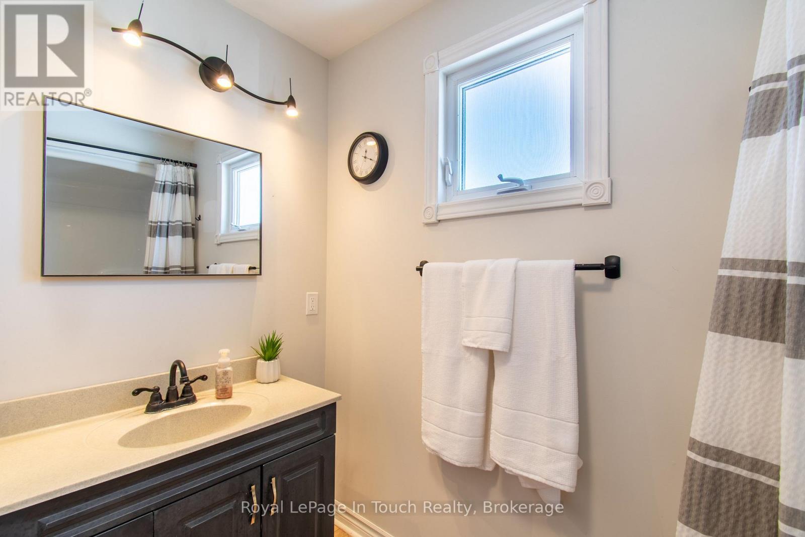 












108 ROBERT STREET W

,
Penetanguishene,




Ontario
L9M1P1

