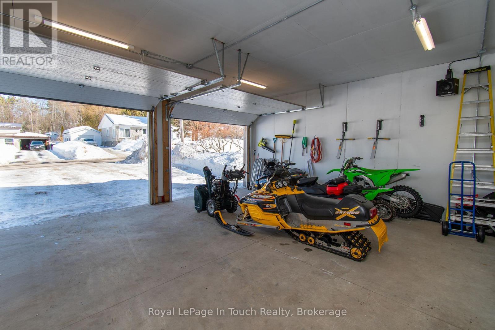 












108 ROBERT STREET W

,
Penetanguishene,




Ontario
L9M1P1

