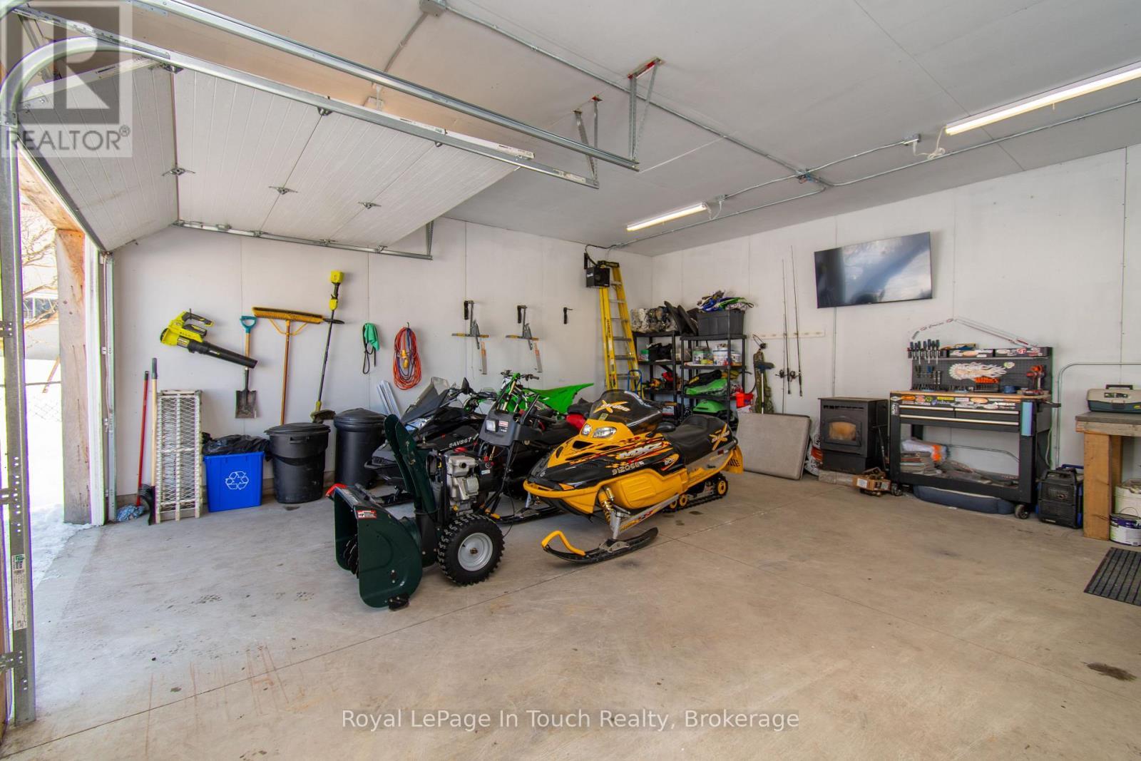 












108 ROBERT STREET W

,
Penetanguishene,




Ontario
L9M1P1

